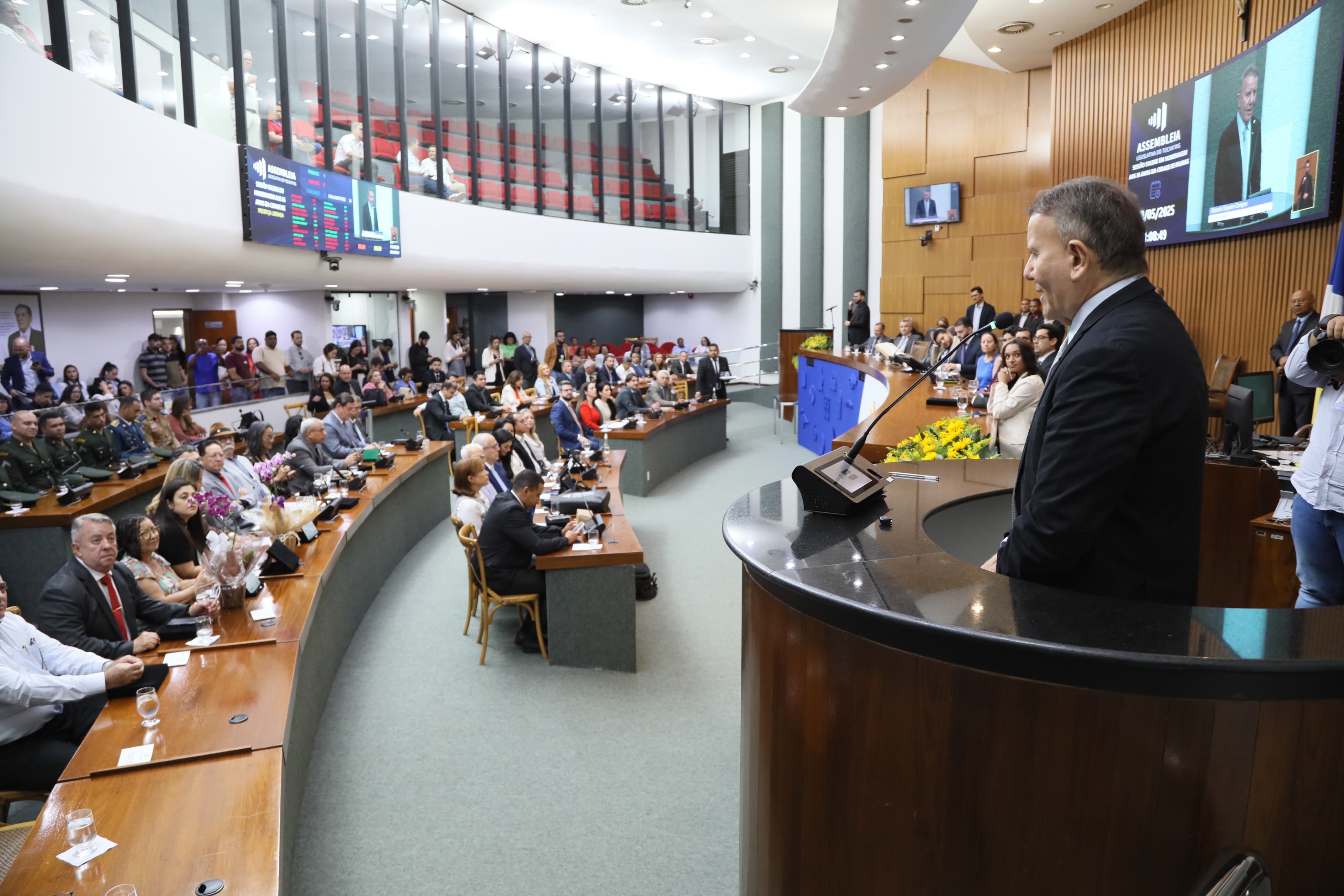 Eduardo Siqueira Campos em discurso na Assembleia Legislativa do Tocantins 