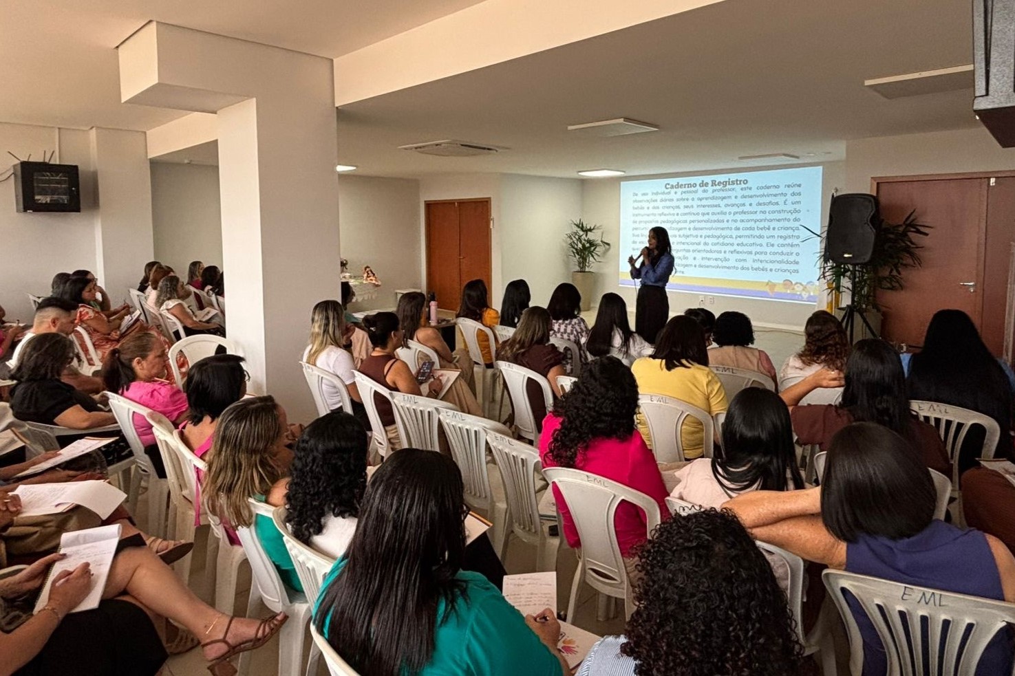 Técnicas da Diretoria de Educação Infantil (Dmei), Luana Cristina Santos e Evelyn Mataveli conduzem formação voltada para supervisores e orientadores educacionais da rede