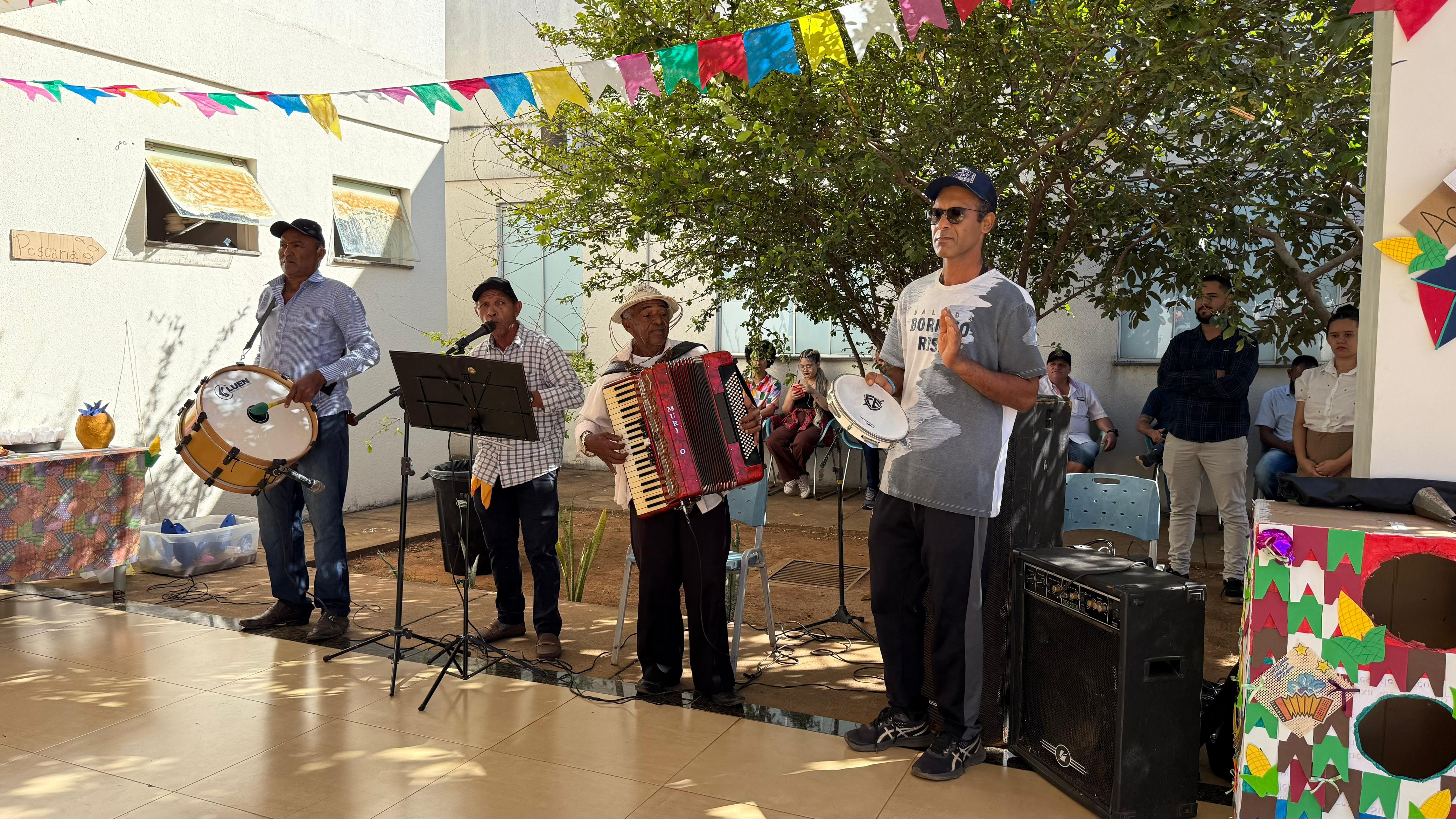 Seu Antônio (cantando) falou da satisfação em animar o arraiá do Caps onde fez tratamento