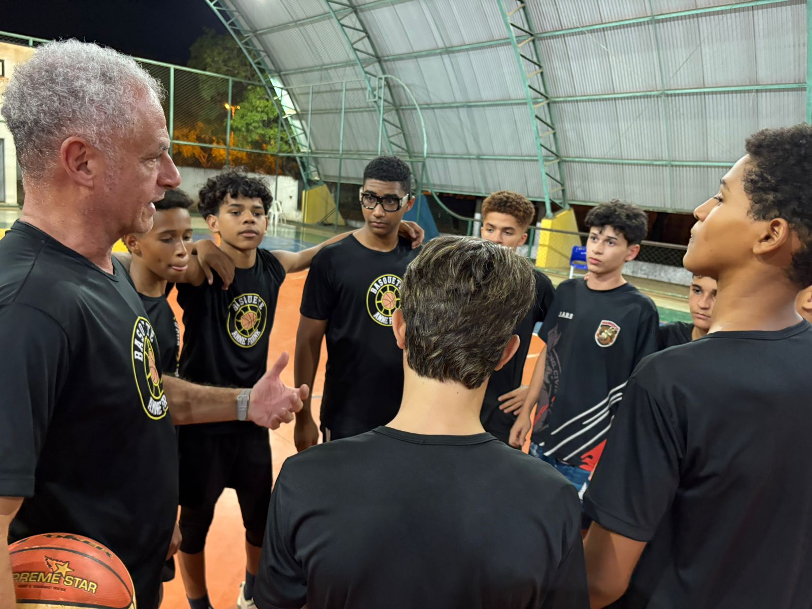 Sob a orientação do professor de educação física especialista em basquete, Roberto Ferraz Consales,  os jovens atletas se prepararam com treinos táticos e físicos