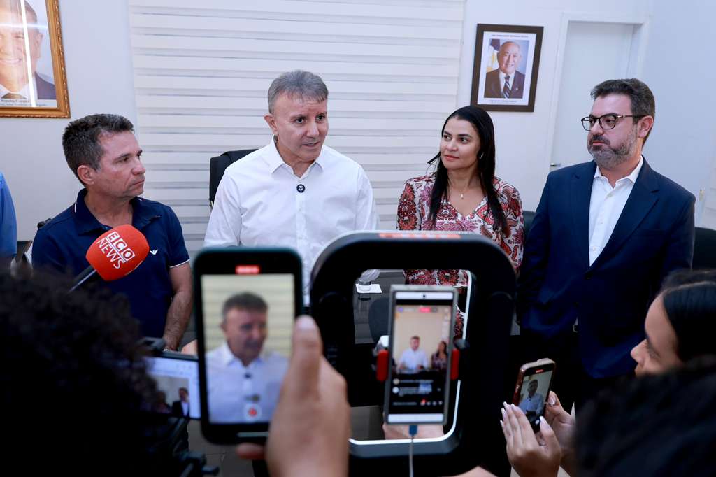 Prefeito Eduardo Siqueira Campos anuncia concessão de direitos aos servidores públicos no Dia do Servidor