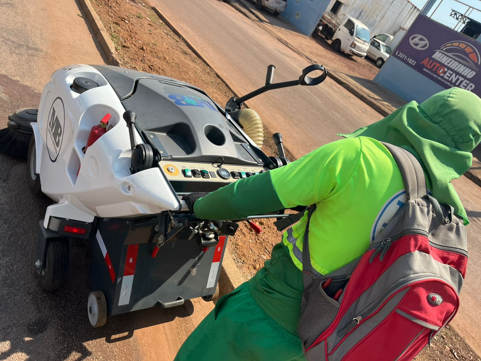 Equipamento garante maior abrangência e rapidez na execução dos serviços de varrição de ruas