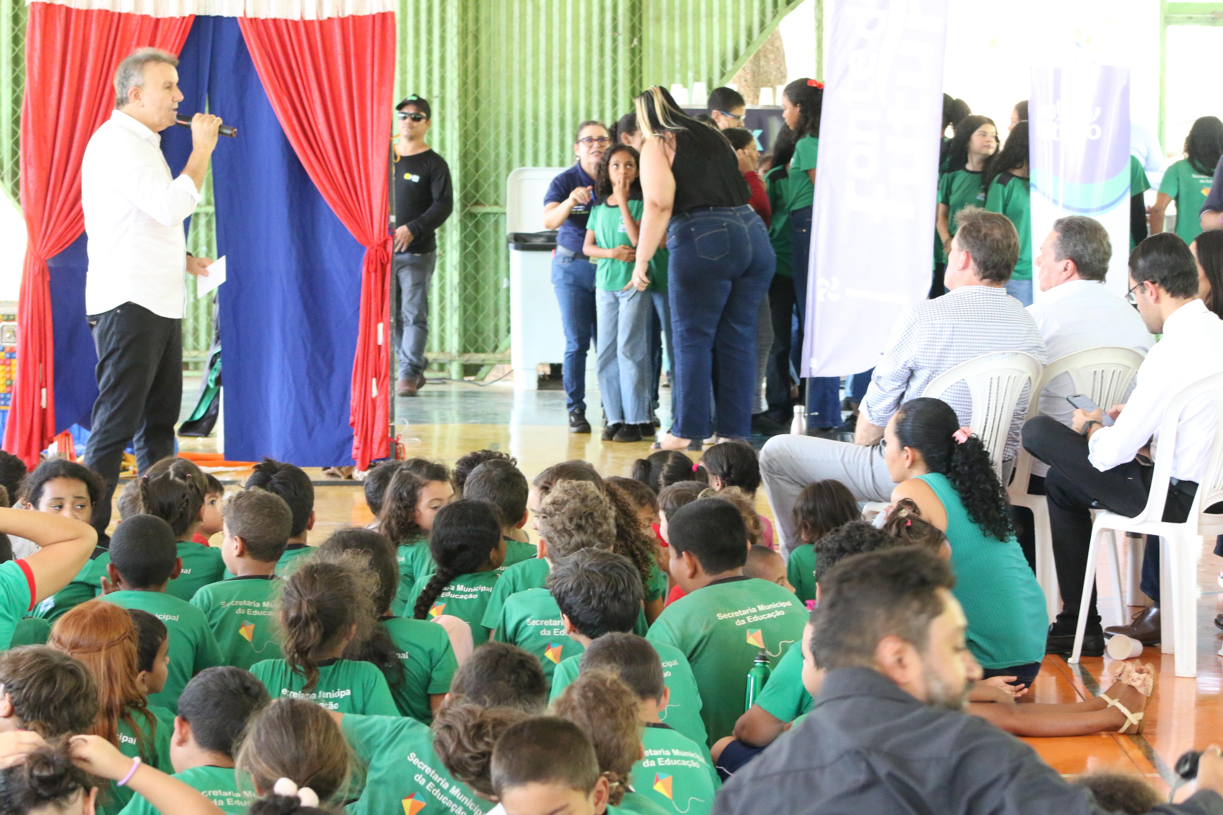 OPrefeito de Palmas Eduardo Siqueira Campos destacou a importância da ação para a comunidade escolar que agora tem água de qualidade - Gildo Barbosa