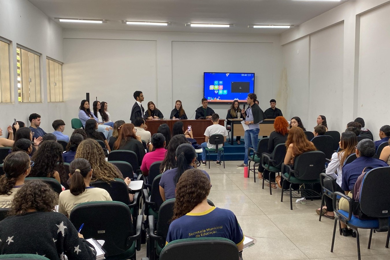 Alunos da rede municipal de ensino assistem júri simulado realizado pelos estudantes do 4º período de direito da Unitins