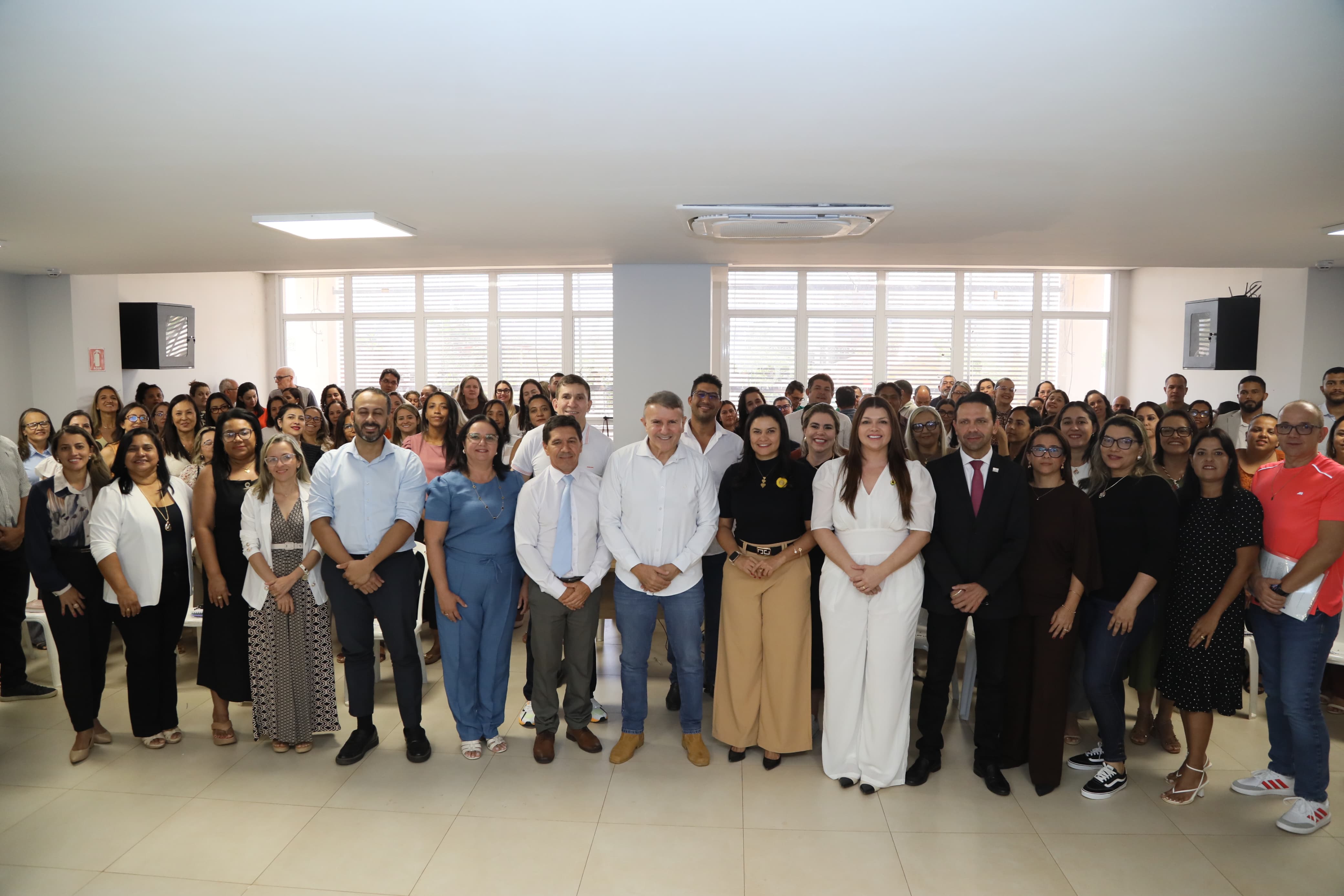Encontro com diretores da rede municipal contou com a participação do prefeito Eduardo Siqueira Campos e da 
nova secretária da Semed, Anice Moura