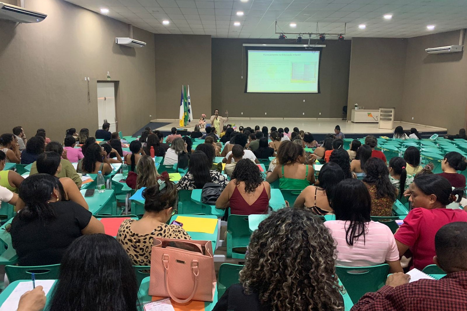 Ciclo de capacitação acontece no auditório da Escola de Tempo Integral Almirante Tamandaré