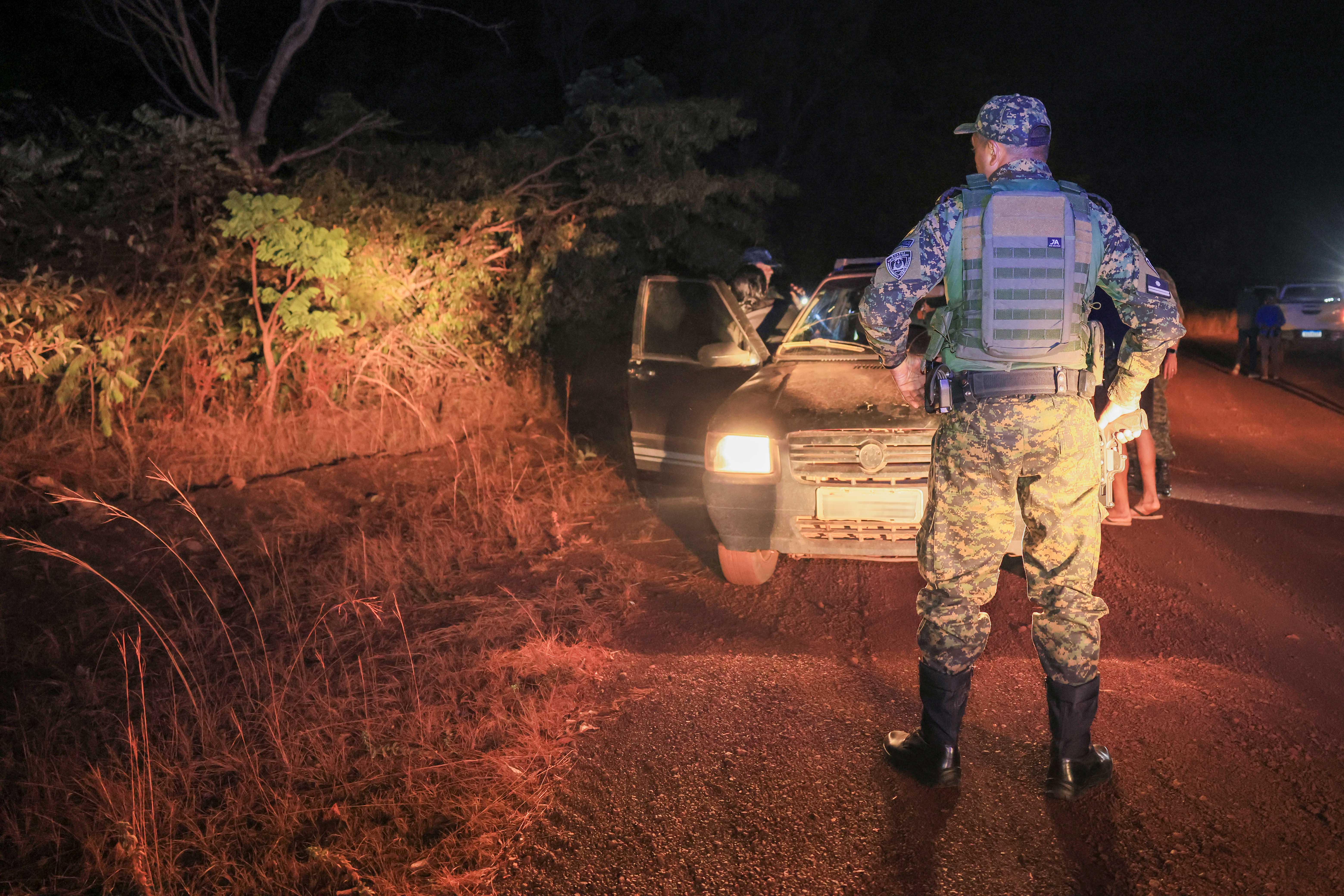 Durante a fiscalização os guardas ambientais abordaram veiculos que passavam pela estrada que corta a Unidade de Conservação do Parque Estadual do Lajeado. Foto: junior Suzuki