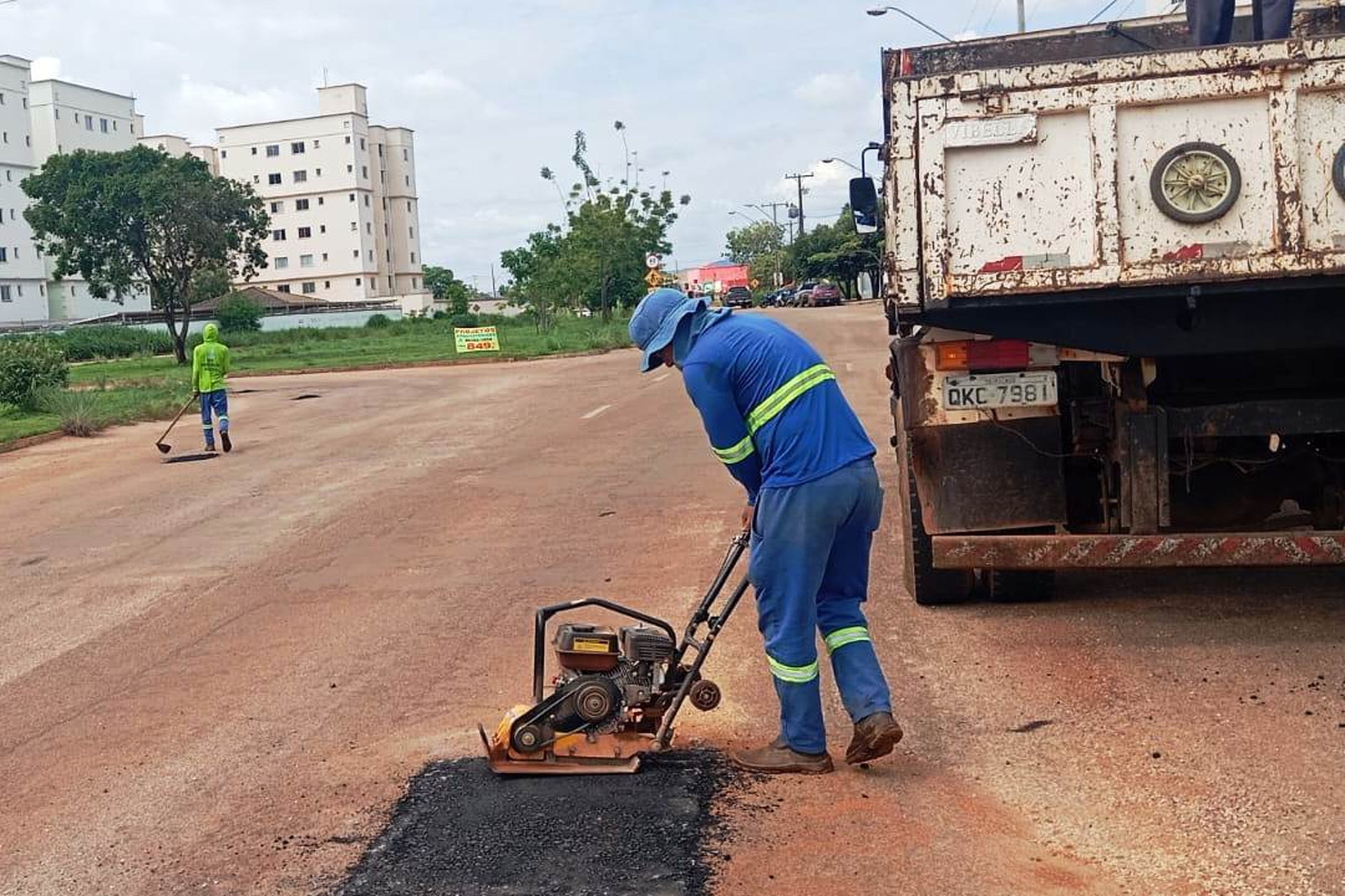 Serviços de tapa-buracos alcançam vias importantes da região norte; na imagem equipe na Avenida NS-06