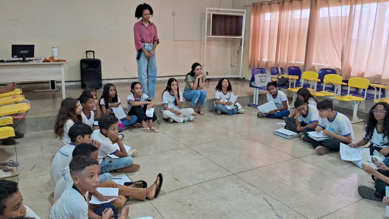 Durante a palestra, os estudantes puderam compreender melhor como o bullying afeta a convivência escolar e a autoestima - Divulgação