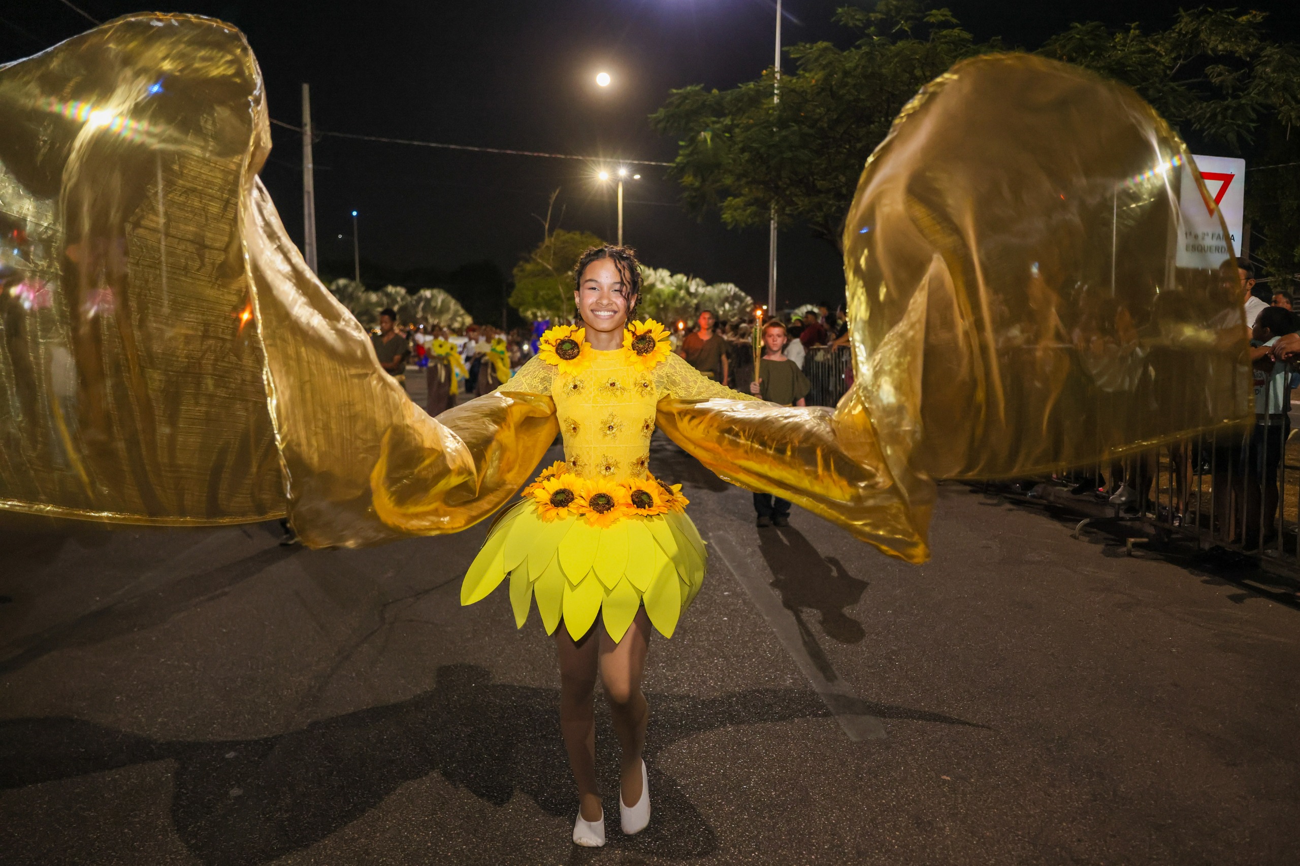 Raissa  Silva Nunes fez uma performance artística solo, representando o girassol