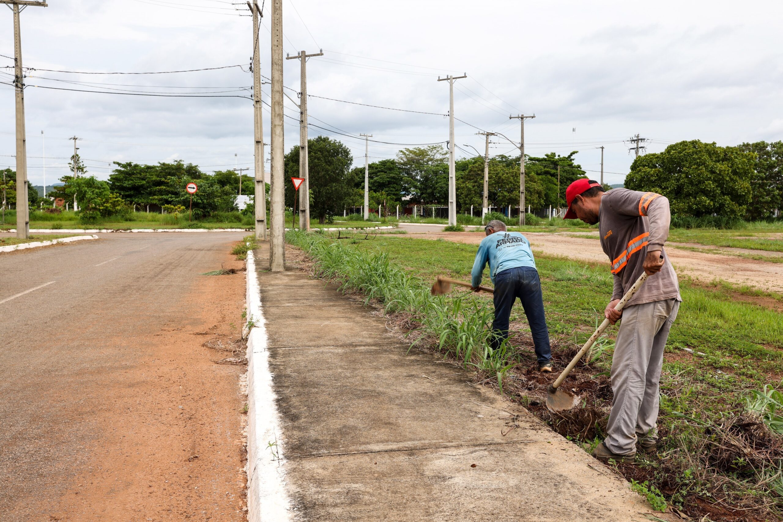 Equipes de serviços públicos preparam Vila Olímpica para receber grande evento gospel
