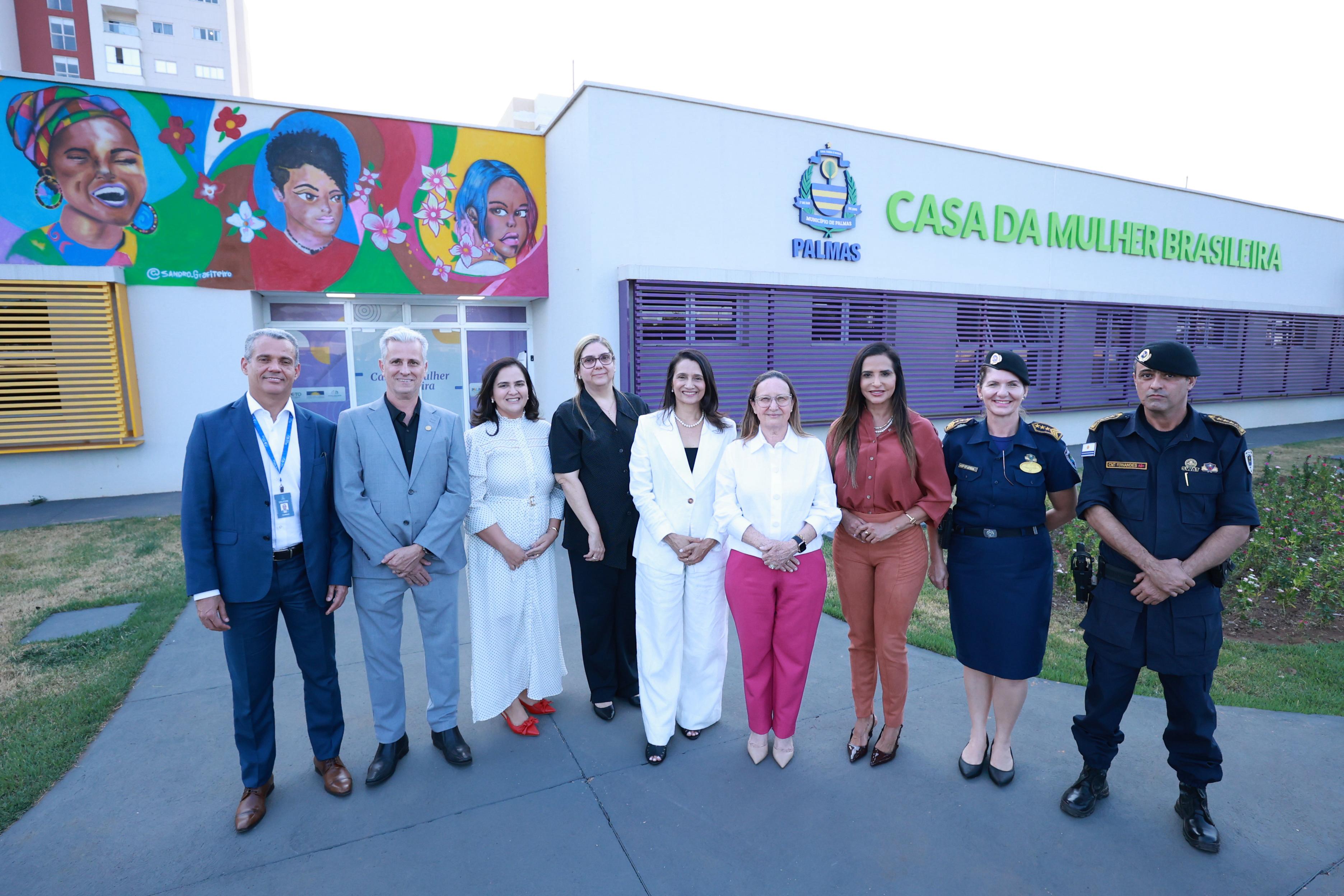 Autoridades visitam a Casa da Mulher Brasileira em Palmas durante a campanha Agosto Lilás