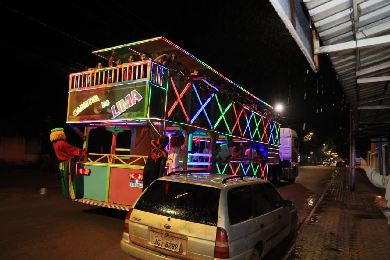 Carreta Natalina espalha festa pelas ruas do Distrito de Taquaruçu