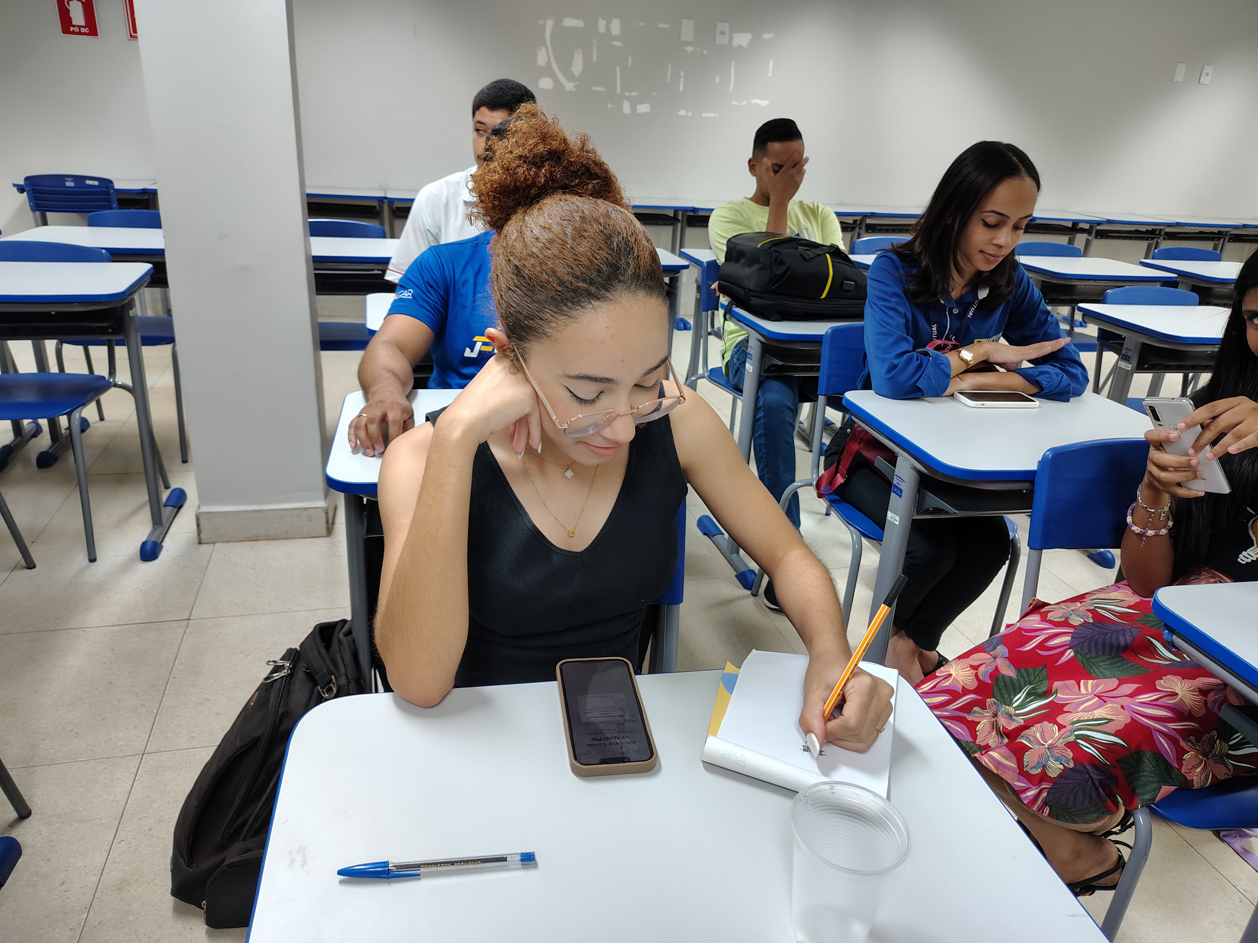 A aluna Queren Hapuque, 16 anos, diz que os conteúdos do curso estão ajudando a melhorar o trabalho com mídias sociais na clínica onde atua