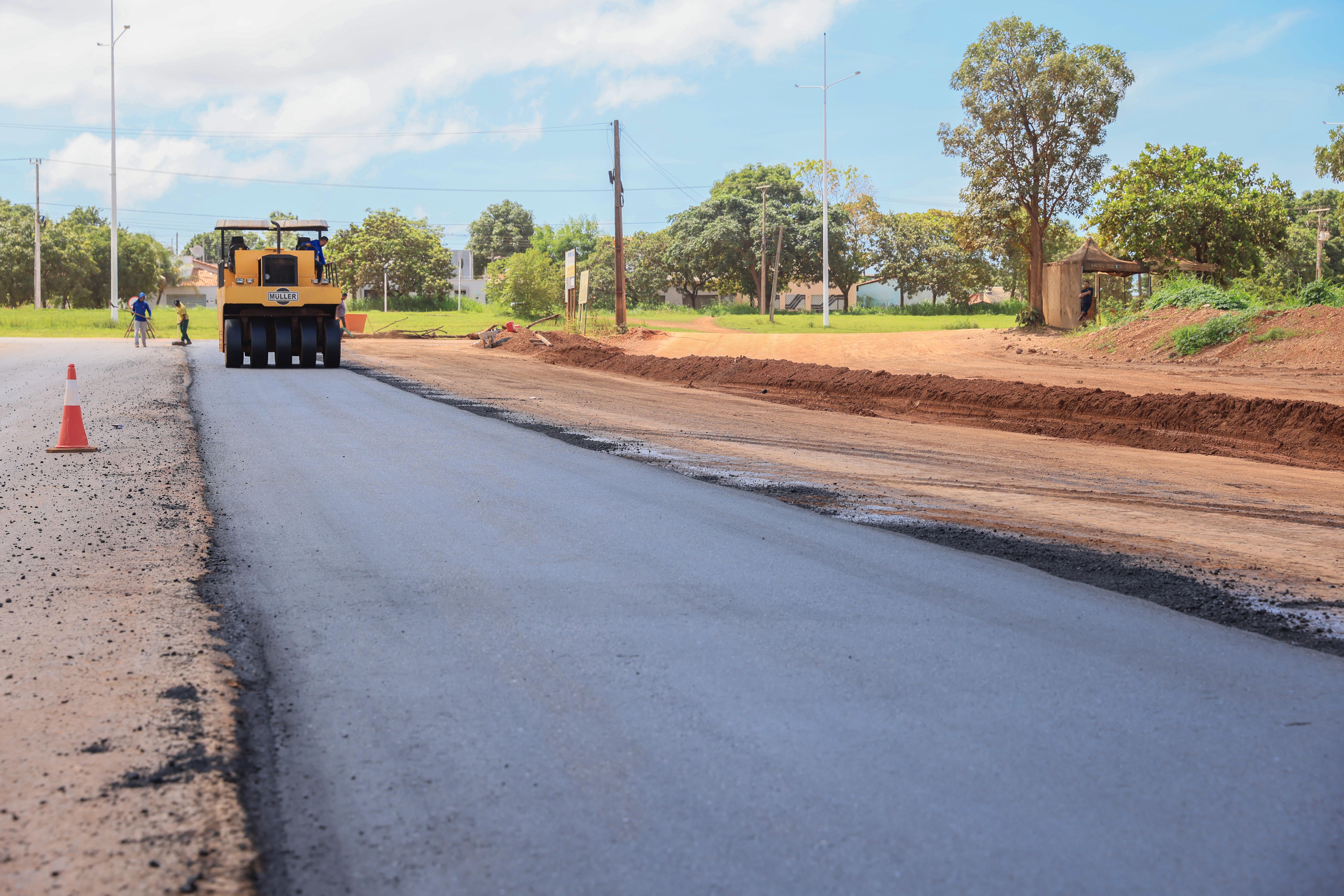 Aplicação de CBUQ na via do acesso norte, pela Avenida NS-15, foi iniciada nesta quinta-feira, 8