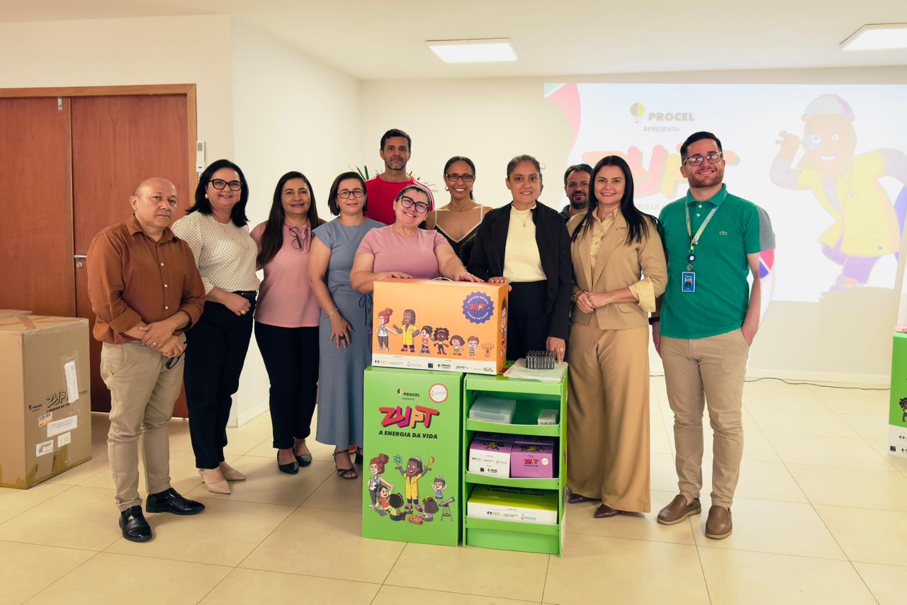 Durante o evento foram entregues  kits pedagógicos do programa educativo da empresa