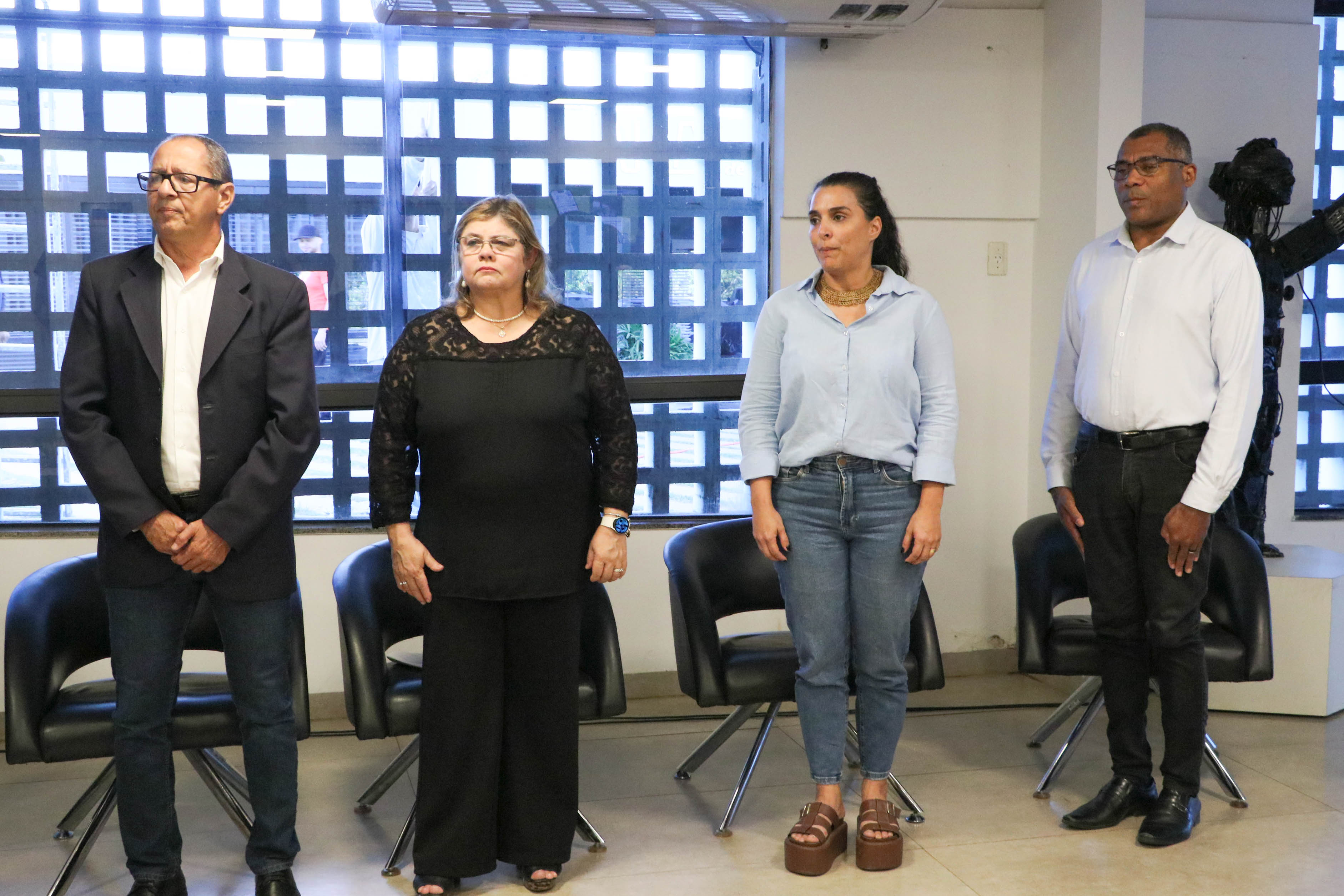 Compuseram o dispositivo de honra da solenidade o secretário municipal Soró (à esq.); a presidente da FCP, Luara Aquino (de preto); a presidente do CMPC, Thamise Silva; e o secretário-executivo da Secretaria Municipal de Ação Social, Amilson Rodrigues Silva