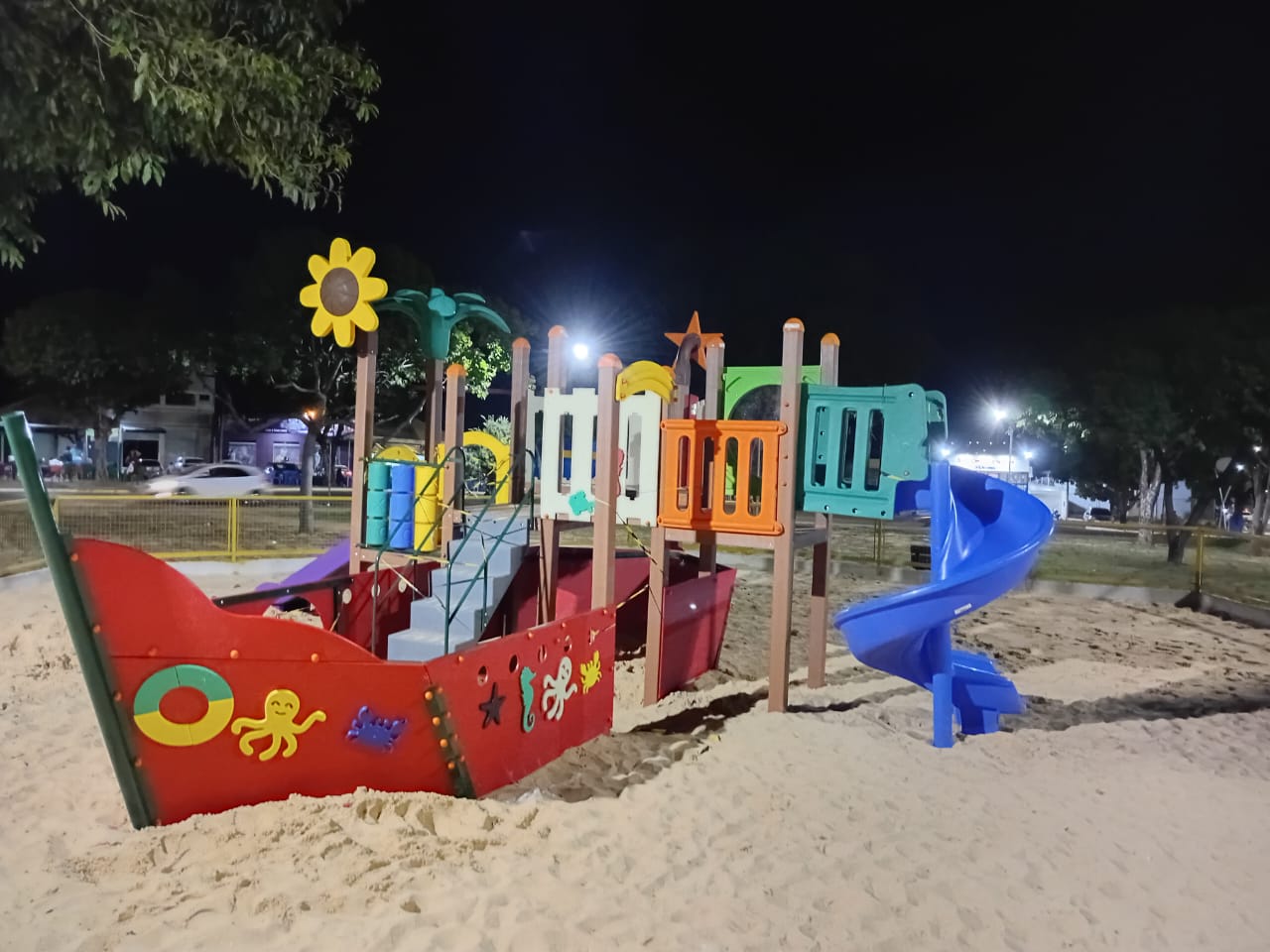 Praça de Palmas ganha parque com brinquedo inédito em formato de barco