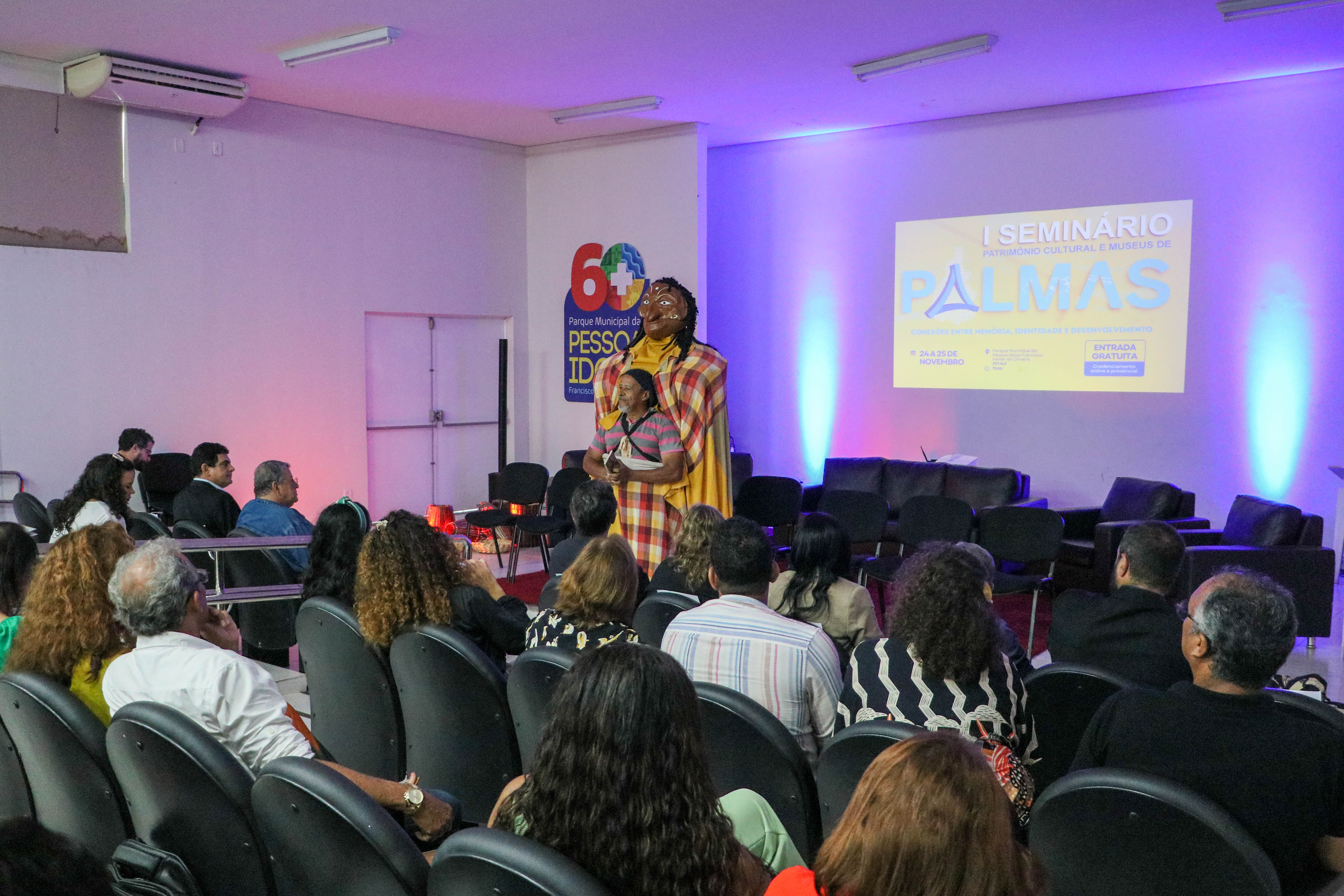 O poeta Wertemberg Nunes participou com a performance ‘Poemeus’, a partir do personagem ‘Gigante Amarelo’