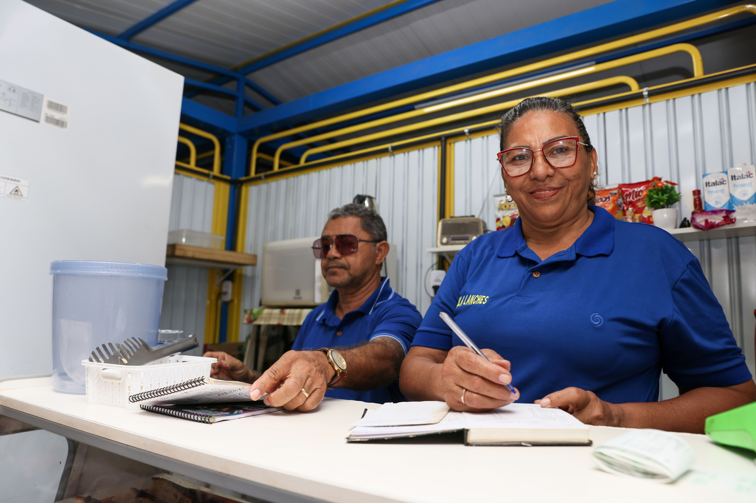 A comerciante Lucilene Nunes comemora o box novo - Foto: Lia Mara