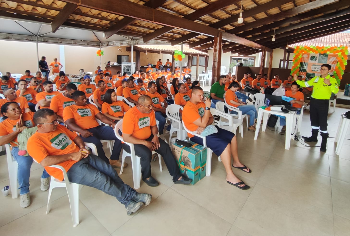 Agentes de trânsito de Palmas realizam palestra sobre segurança viária para funcionários de empresa na Capital
