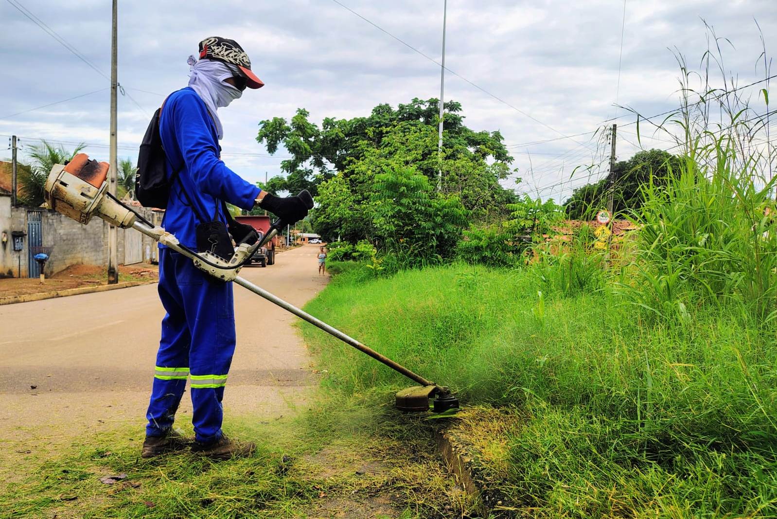 Prefeitura intensifica serviço de roçagem pelas regiões central, norte e sul de Palmas