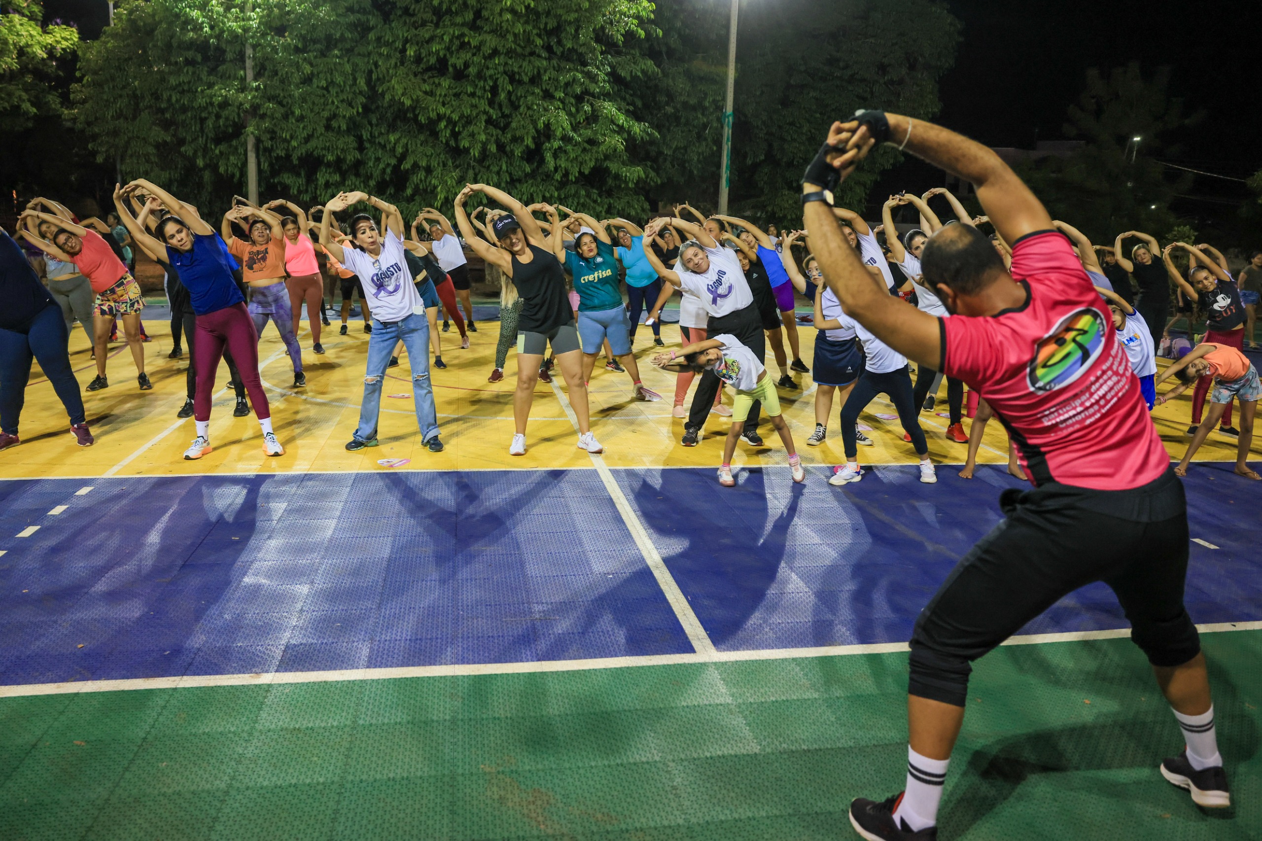 Professor Cláudio Lima comandou aulão de zumba com muito ritmo e alegria na praça da  Arno 33 (307 Norte)