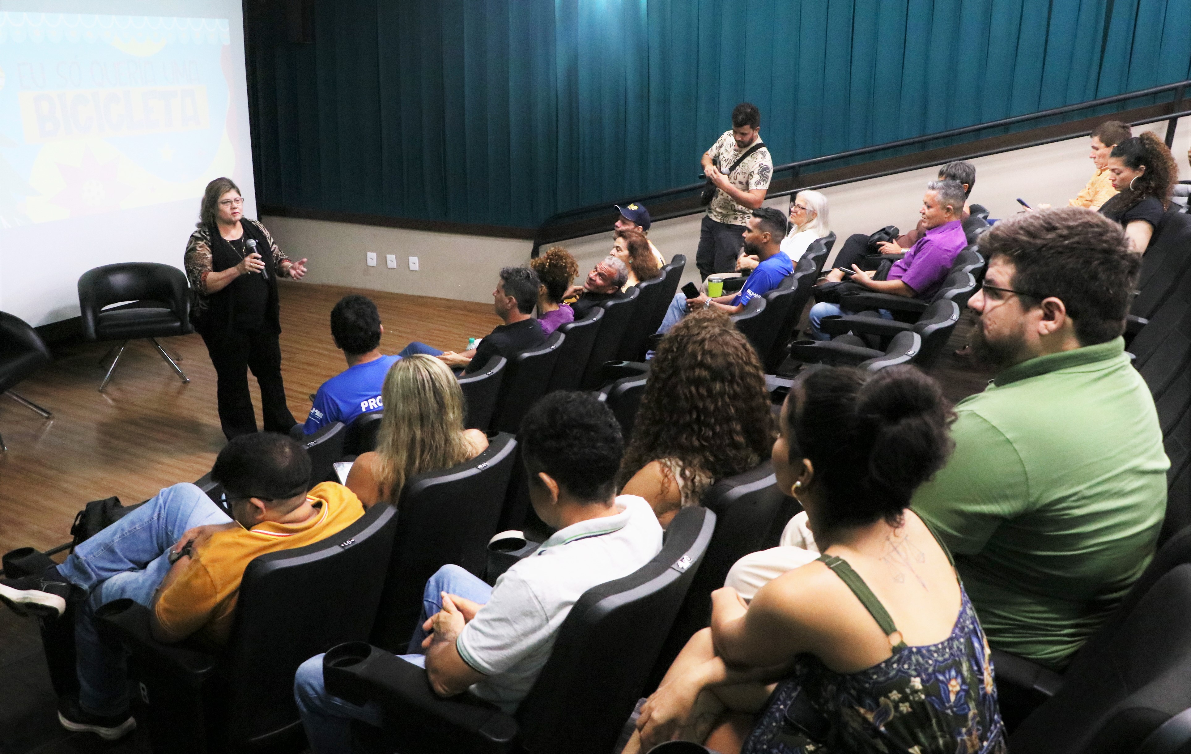 A presidente da FCP, Luara Aquino (à esq.) elogiou a versatilidade do artista e o filme ‘O agente secreto’, obra a qual ela acredita que será ainda mais premiada