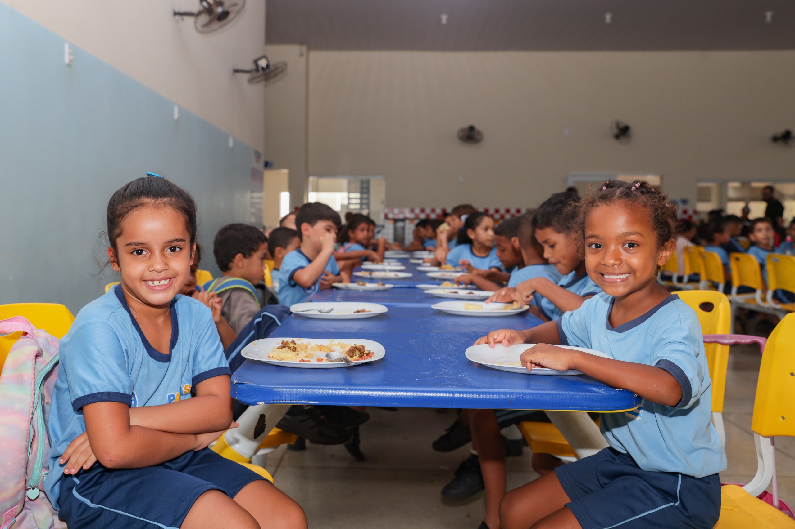 A aluna Sara Oliveira (à esquerda) diz que aguarda com expectativa o horário da merenda e que gosta quando tem frutas, porque fica mais gostoso - Francisco Barros