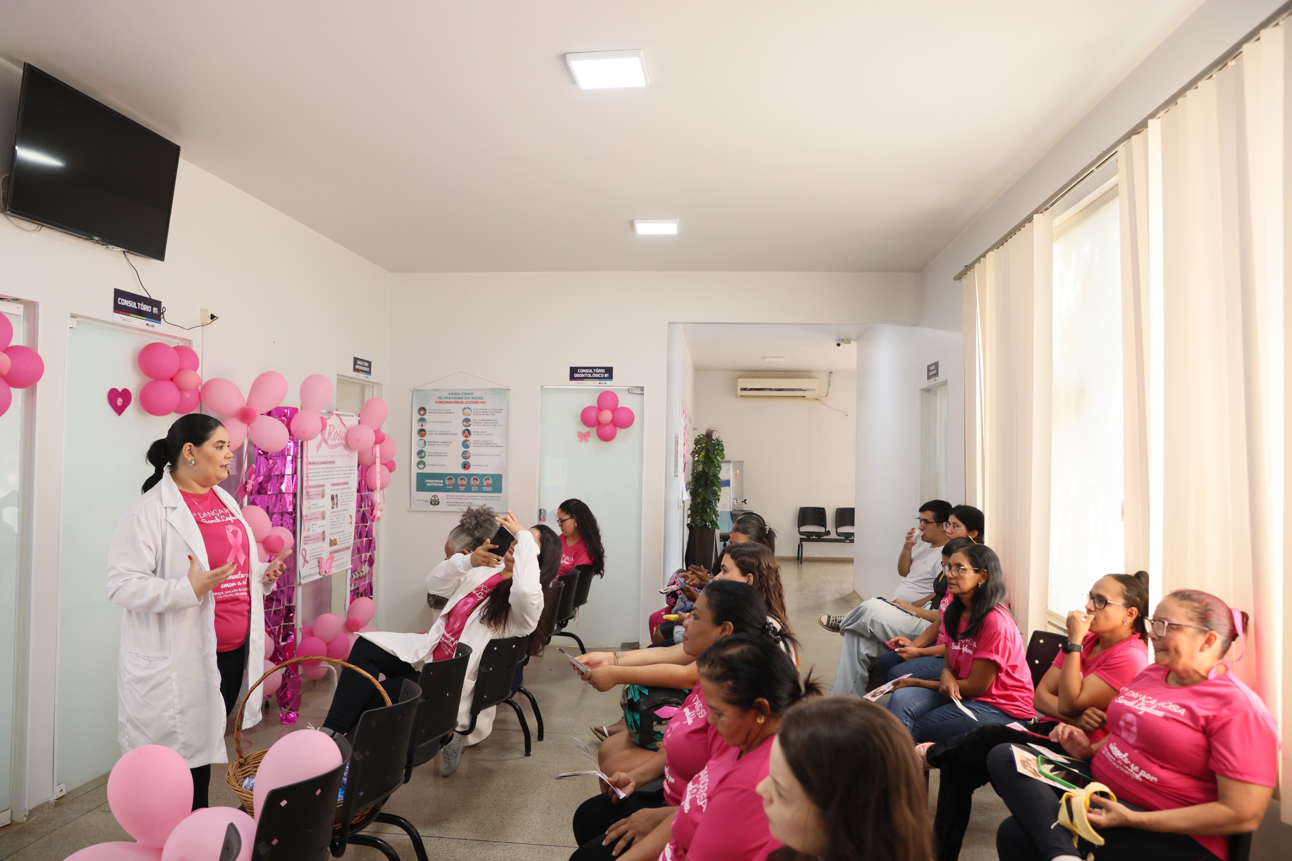 Educação em saúde com palestra sobre câncer de mama e colo de útero