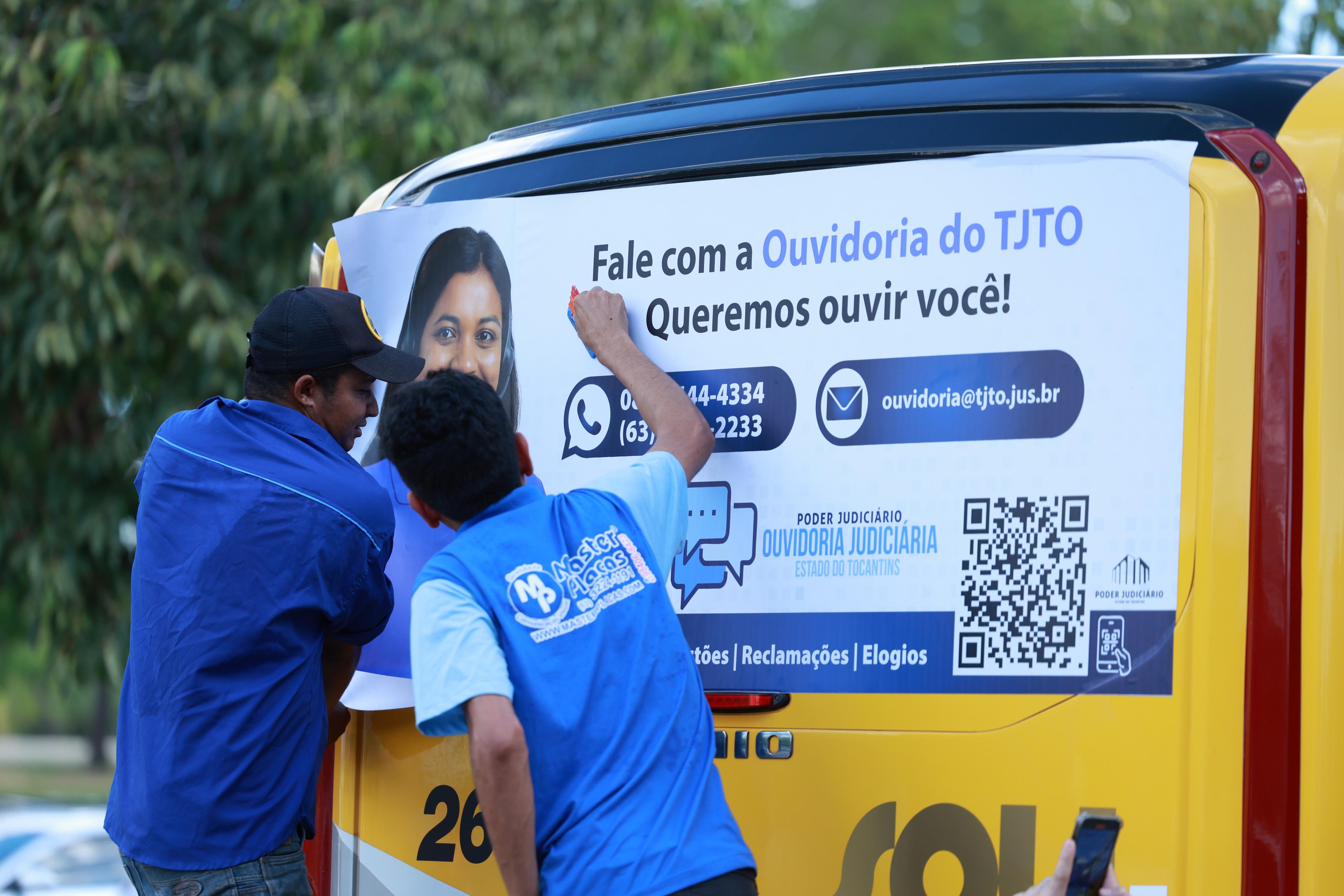 Equipe aplica os primeiros adesivos nos ônibus do transporte coletivo