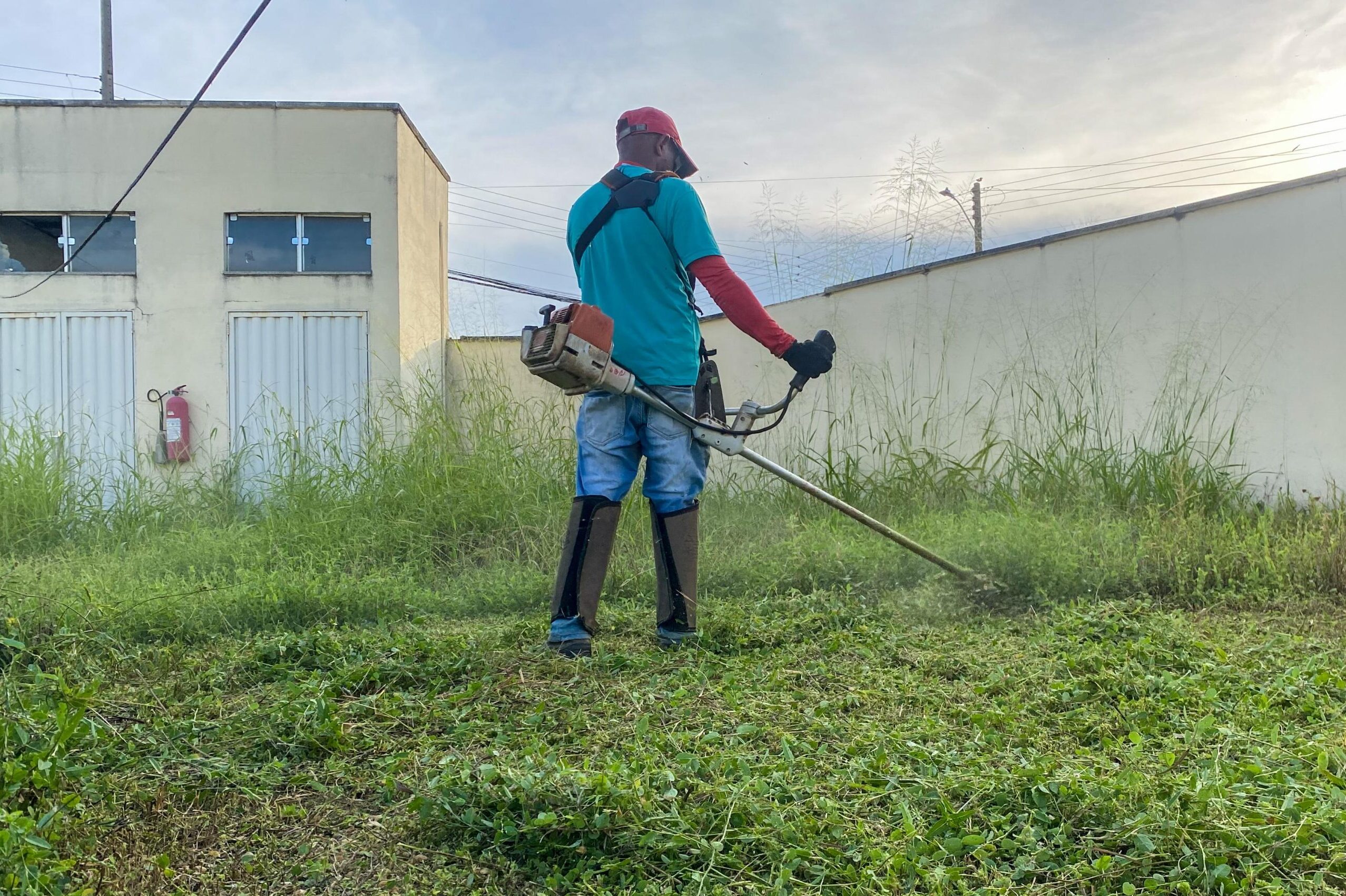 Prefeitura reforça cronograma de limpeza externa nas unidades de saúde durante período chuvoso