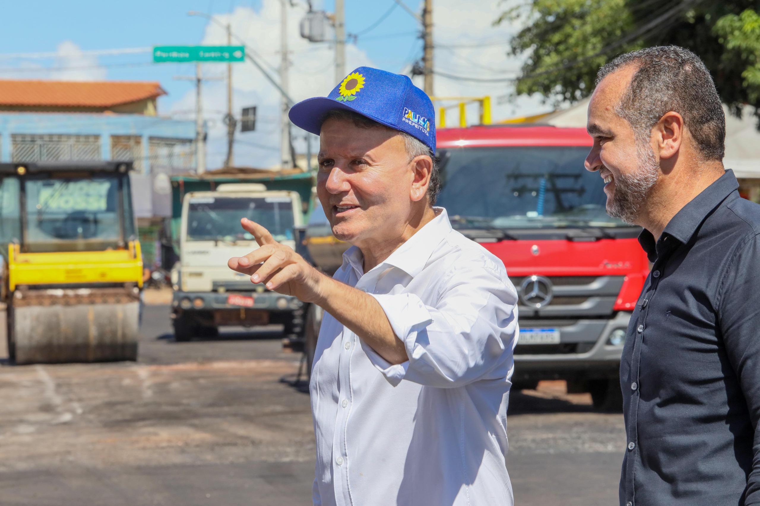 Prefeito Eduardo Siqueira Campos visita obra de recapeamento asfáltico em avenida de Taquaralto