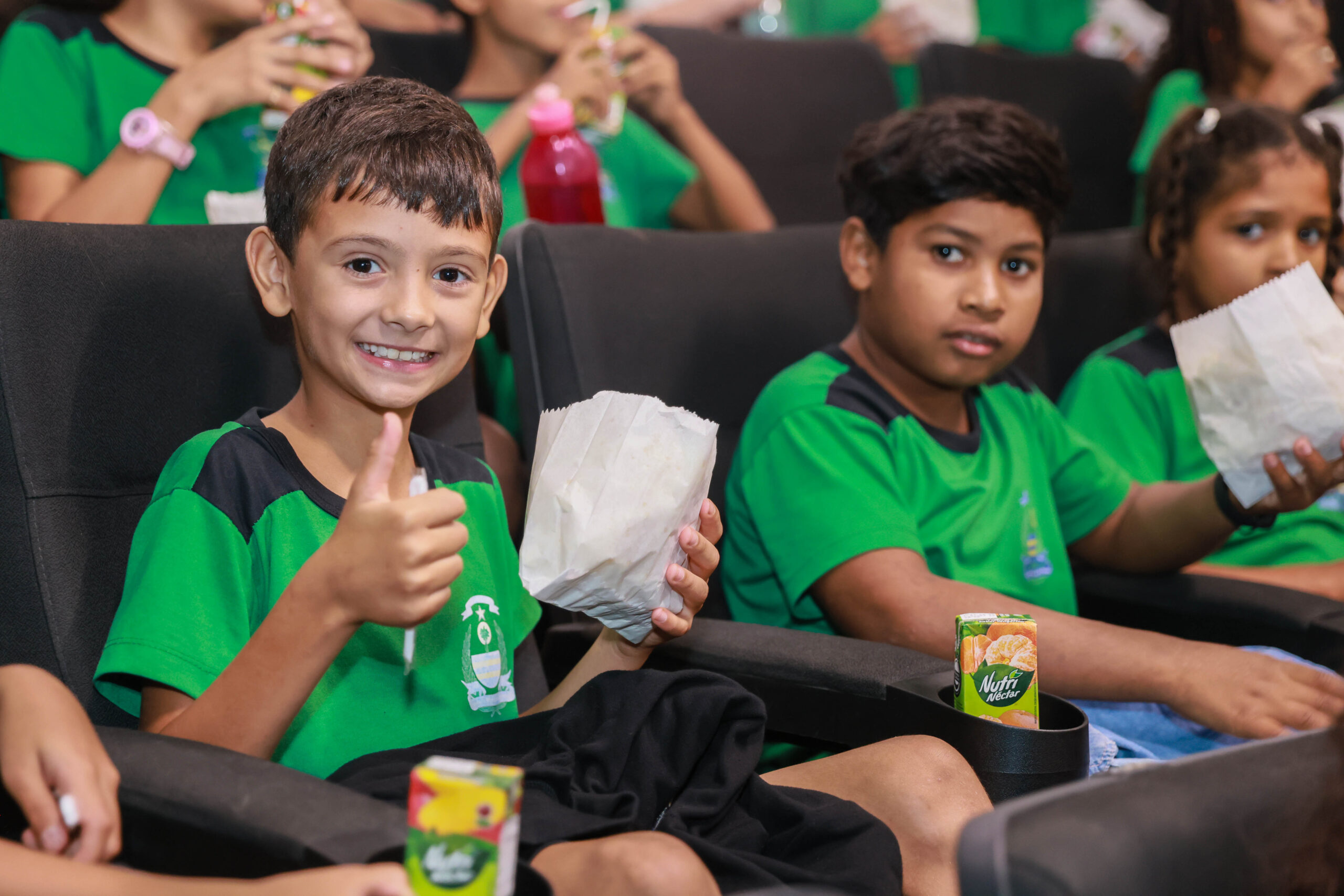 Prefeitura de Palmas leva estudantes ao cinema em ação educativa sobre proteção animal