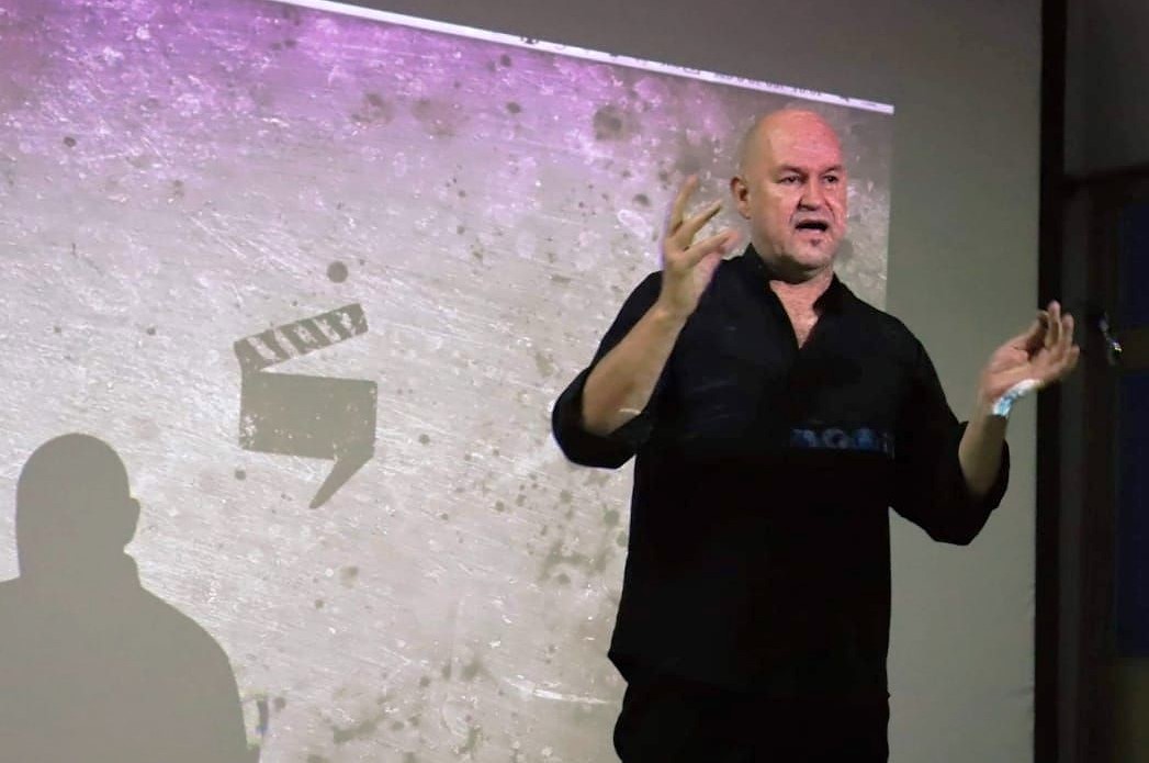 Para Tchello d’Barros, “o poema visual é uma linguagem adequada para tratar de temas de interesse geral da sociedade (...) como vida social, fé, amor, relações humanas e dicotomias do cotidiano”