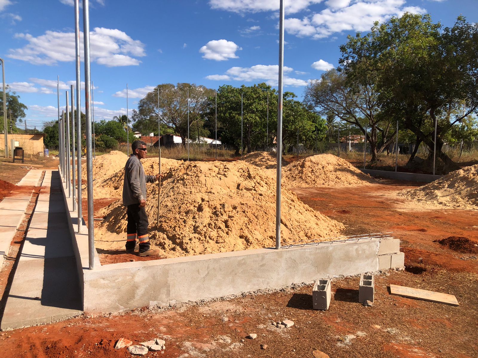 Construção da quadra de areia da praça
