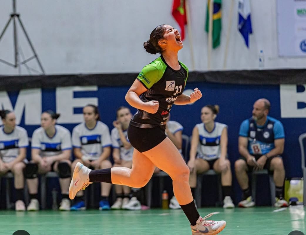 Isadora reside e compete pela cidade de Maringá, no Paraná