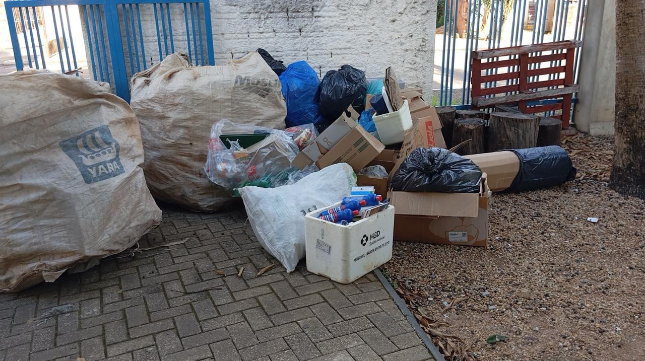 Sempre às segundas e terças-feiras os recicláveis limpos e secos são entregues no portão da escola pela comunidade e parceiros