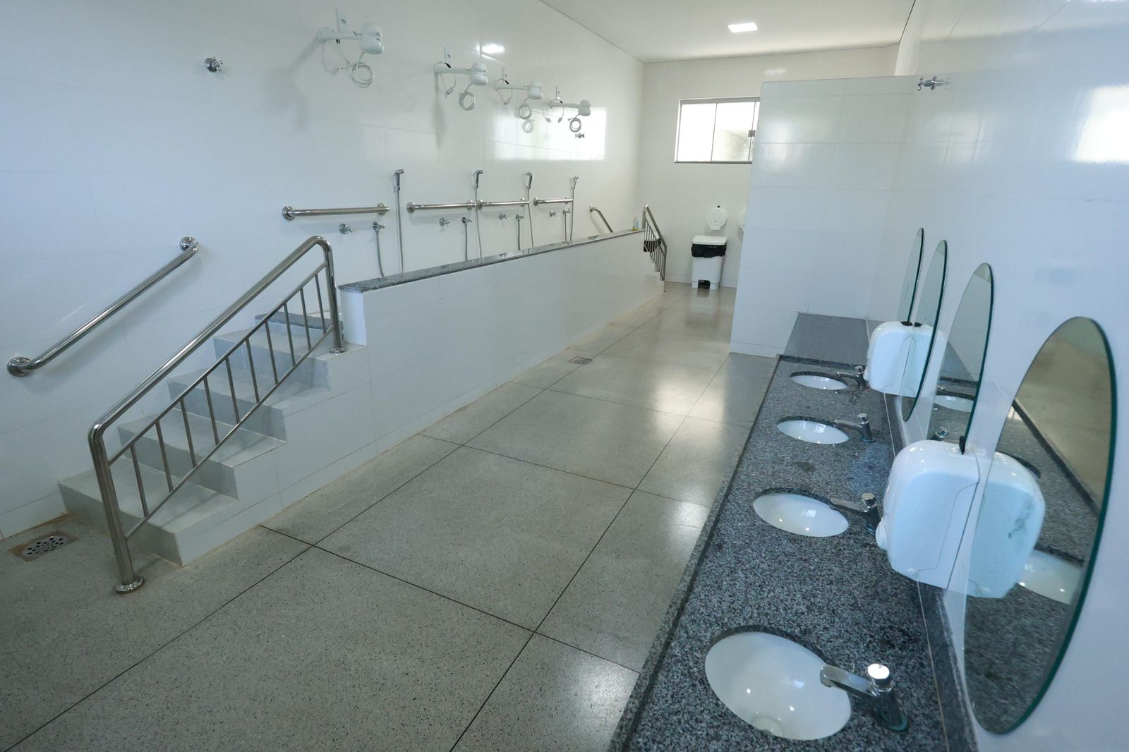 Banheiros novos e adaptados a PCD são uma realidade nos cmeis