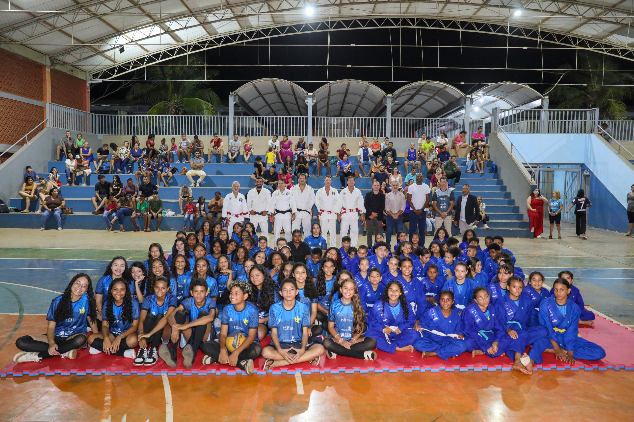 Estudantes da Escola Maria Júlia em Palmas recebem uniformes e materiais para a prática de judô e voleibol