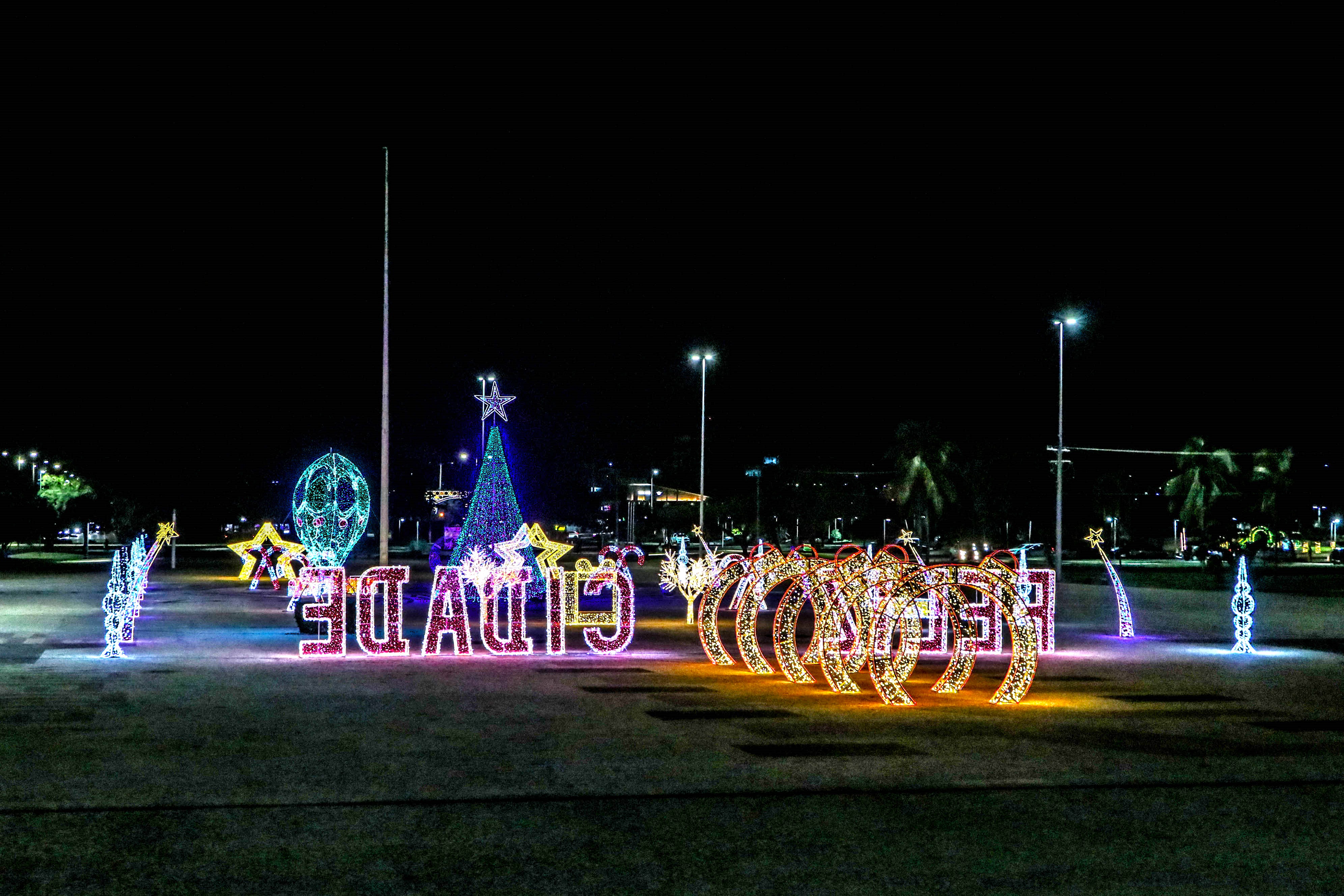 Diversas estruturas com temáticas natalinas foram instaladas na Praça dos Girassóis e podem ser visitadas por todo o público