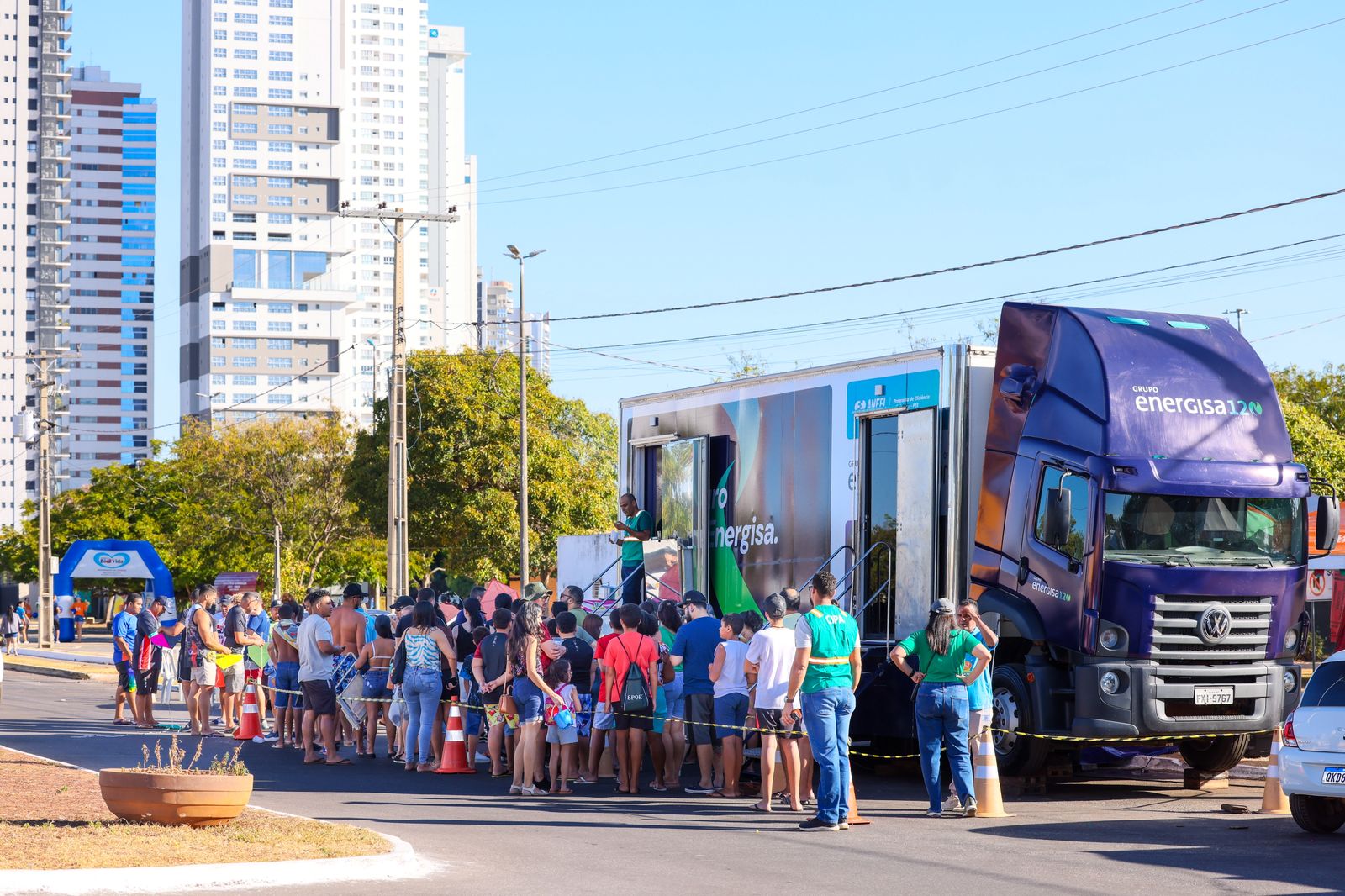 Famílias fizeram fila para participar das atividades no caminhão da Energisa