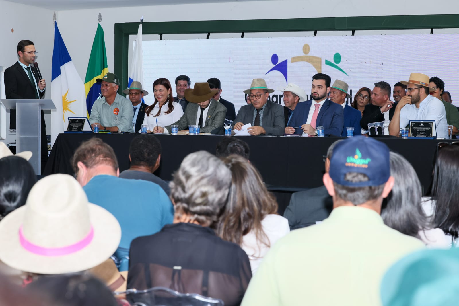 Secretário Carlos Júnior representa Município em sessão do Parlamento na Agrotins