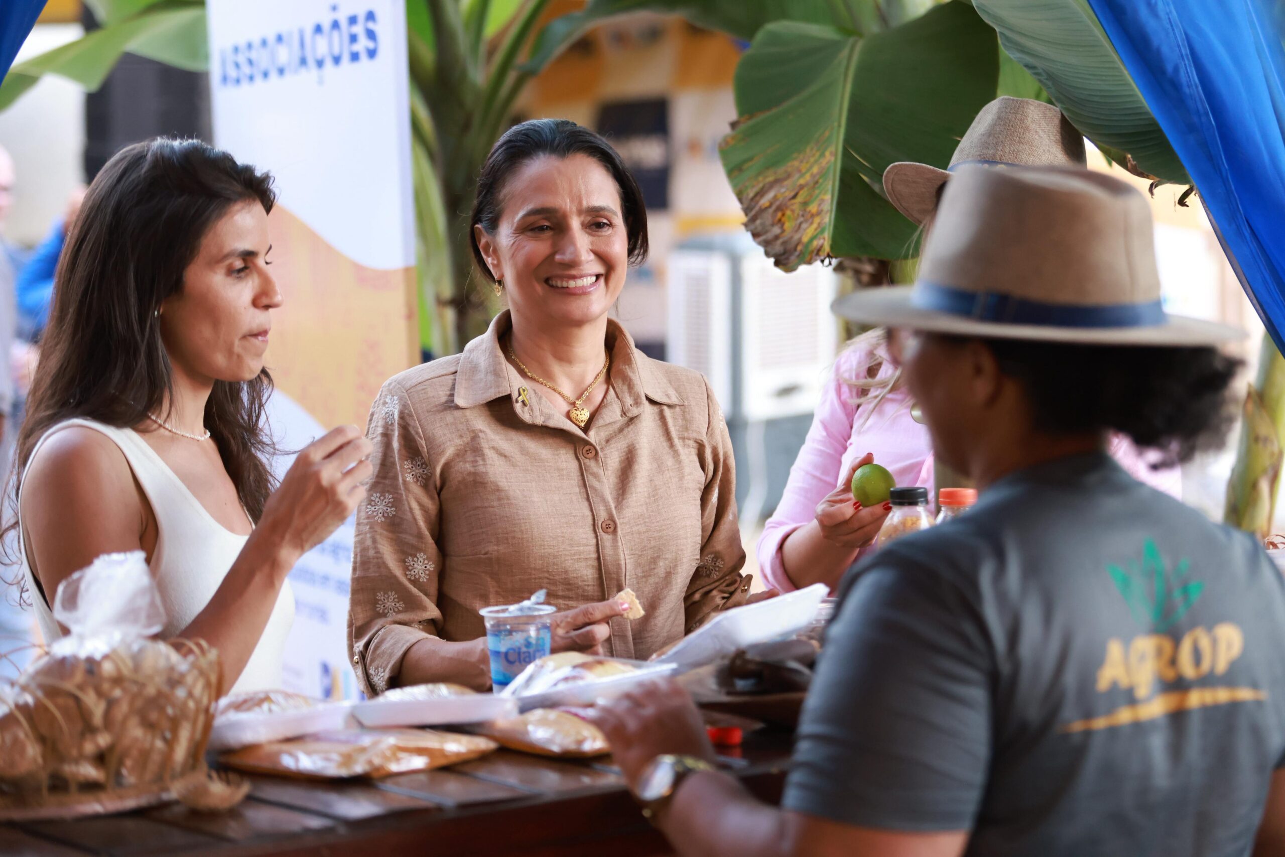 Secretária de Ação Social visita estande de produtos da agricultura familiar na Agrotins