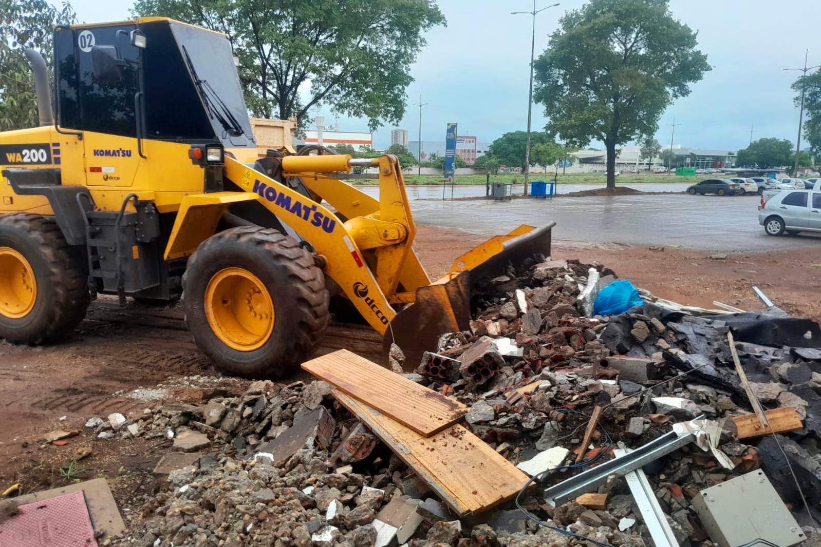 Avenida Siqueira Campos recebe ações de retirada de entulho e resíduos nesta semana