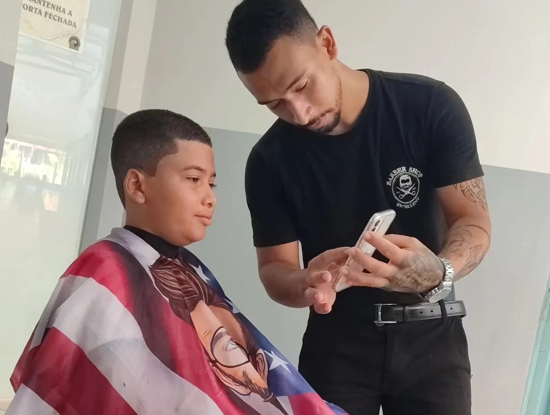 Barbeiro voluntário atende estudantes da Escola de Tempo Integral Marcos Freire