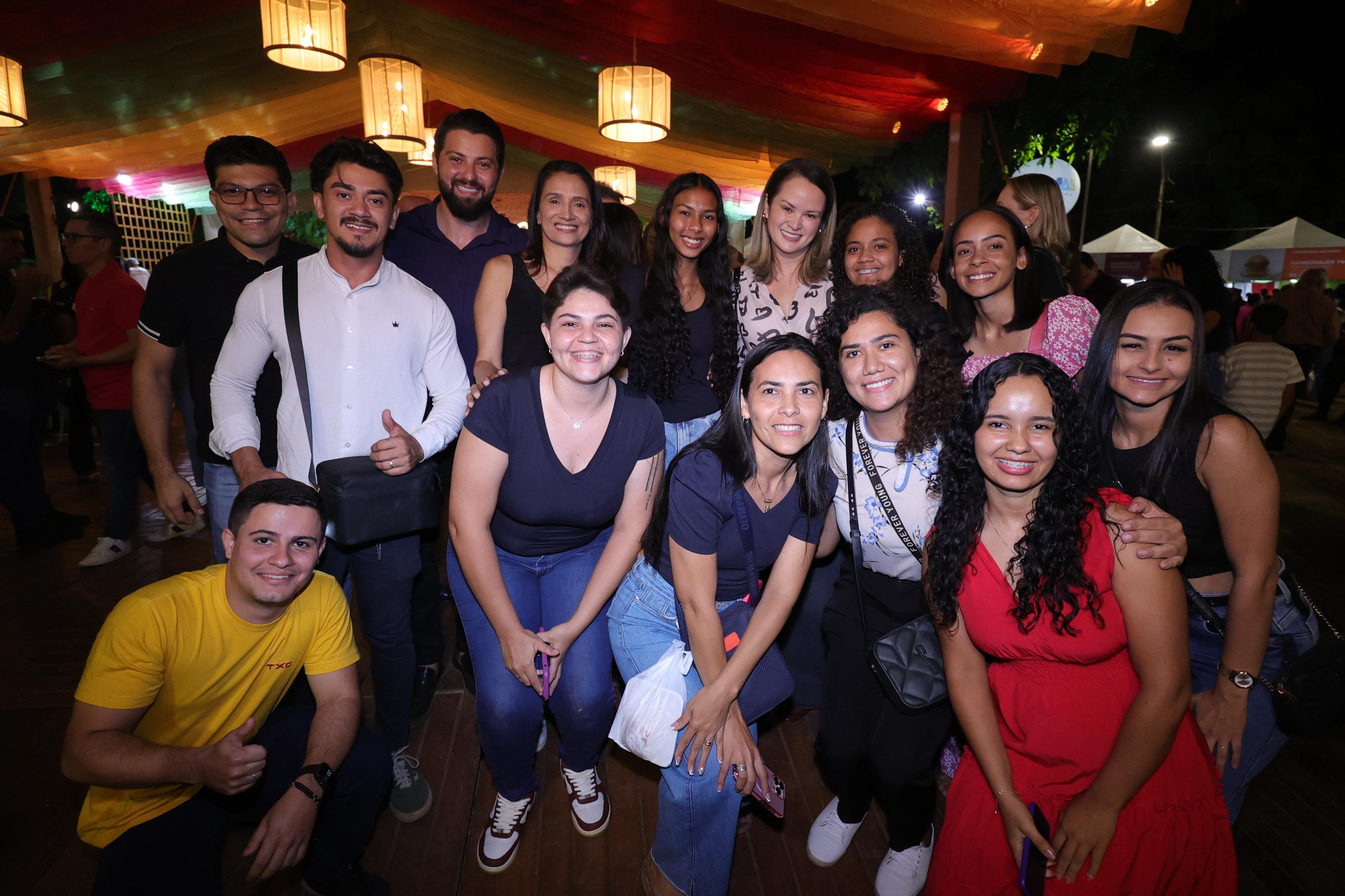 Em um momento de aprendizado e proximidade, o presidente da FJP, Rivaldo Azevedo da Silva, fez questão de acompanhar de perto os alunos do curso de Mídias Sociais em uma aula prática durante o FGT