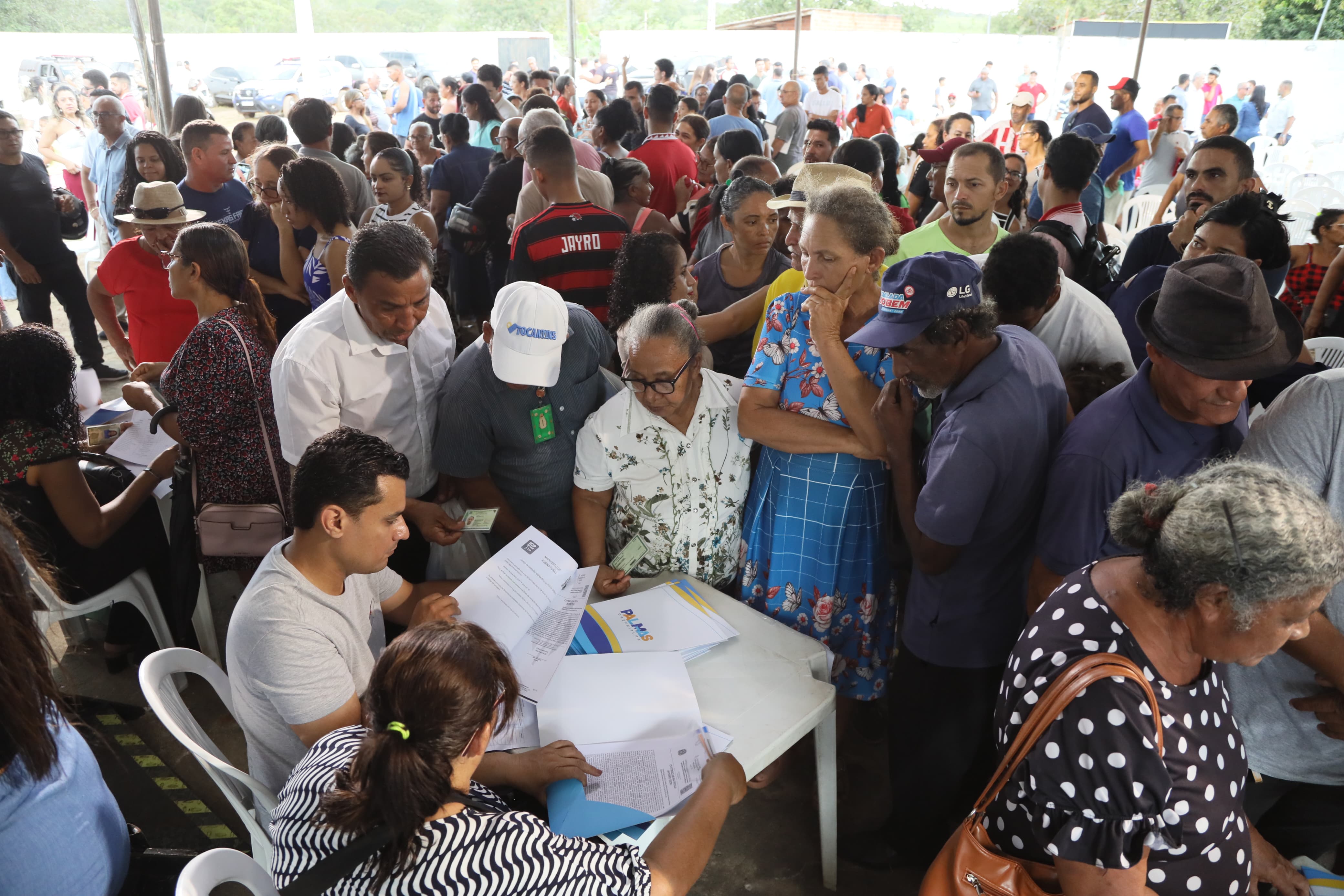 Moradores dos setores Belo Horizonte e Vista Alegre recebem a documentação de seus  imóveis. Foto Edu Fortes