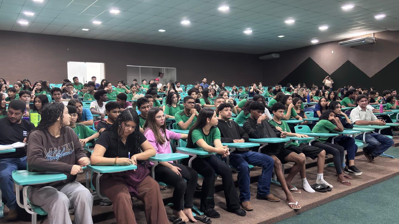 Os estudantes, muitos deles moradores da zona rural de Palmas, aproveitaram para tirar dúvidas sobre o cultivo e o uso destas plantas na alimentação