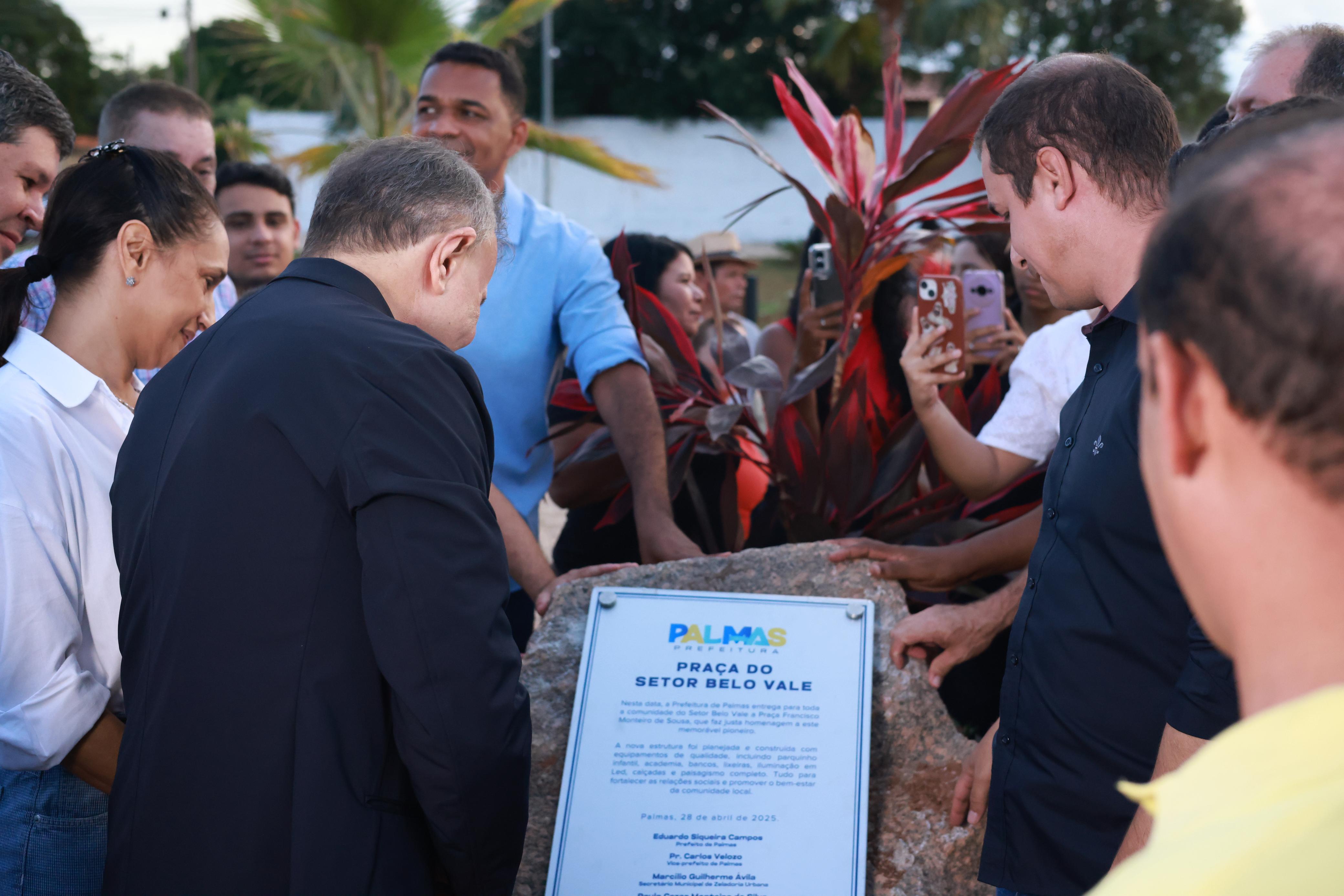 Prefeito Eduardo Siqueira entrega mais uma praça na região sul de Palmas